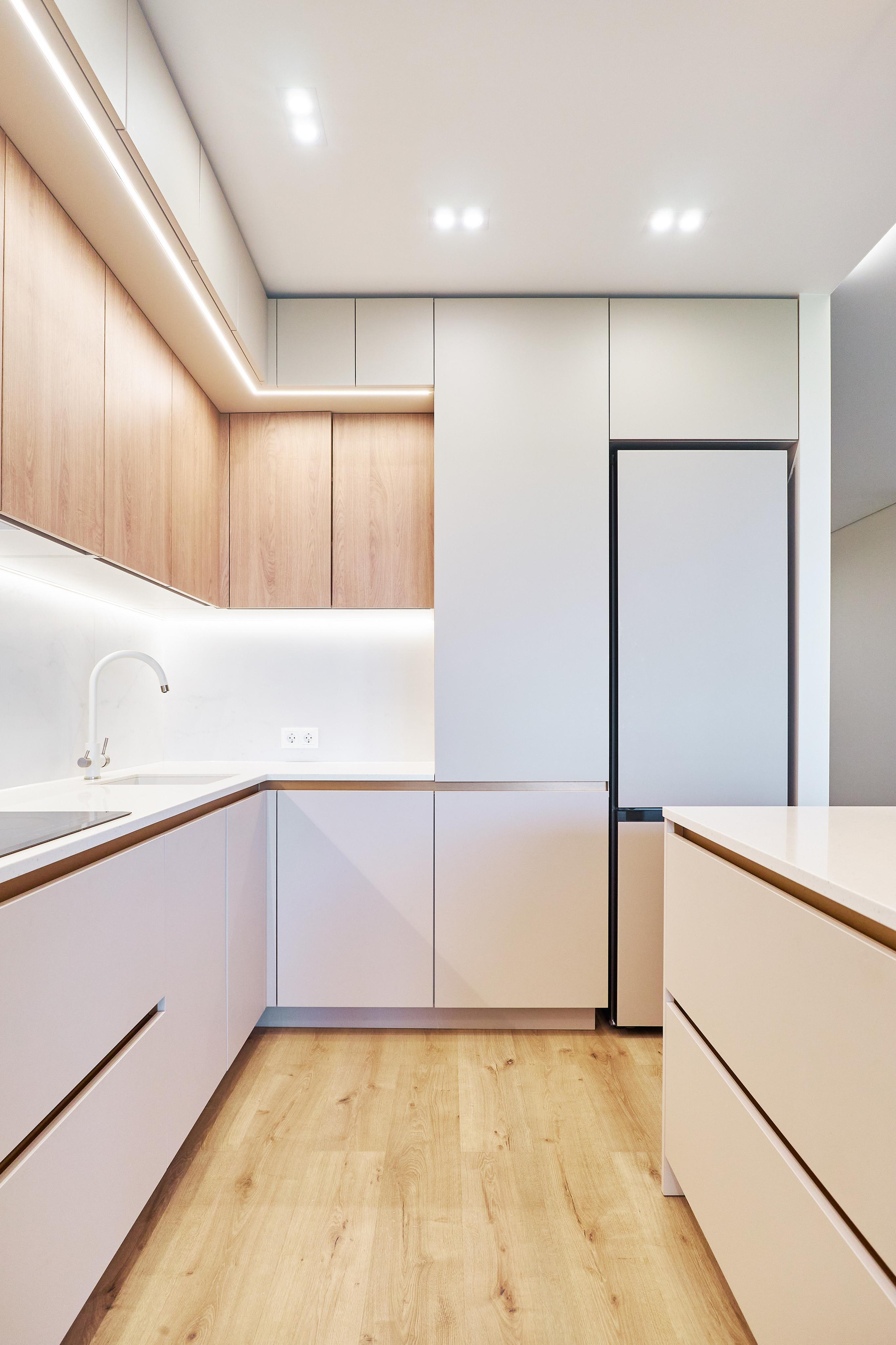 Кухня Томск с Островом. Угловая кухня с прямыми фасадами под дерево. Каменная столешница по индивидуальным размерам