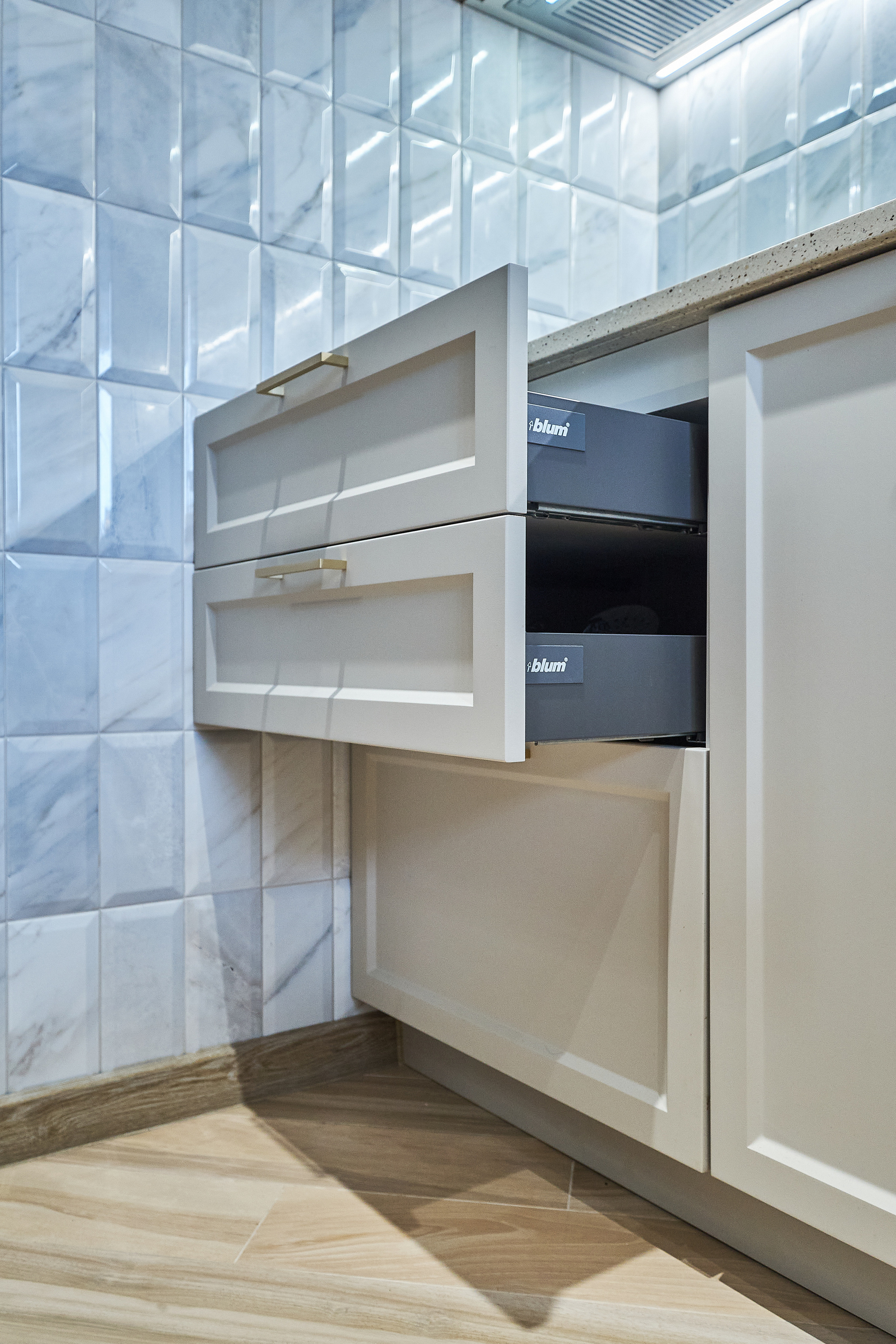 Кухня на заказ на ул.Красноармейская Томск по индивидуальному размеру. ГУДРУМ — Мебель на заказ в Томске | Кухни | Шкафы | Стулья и Столы