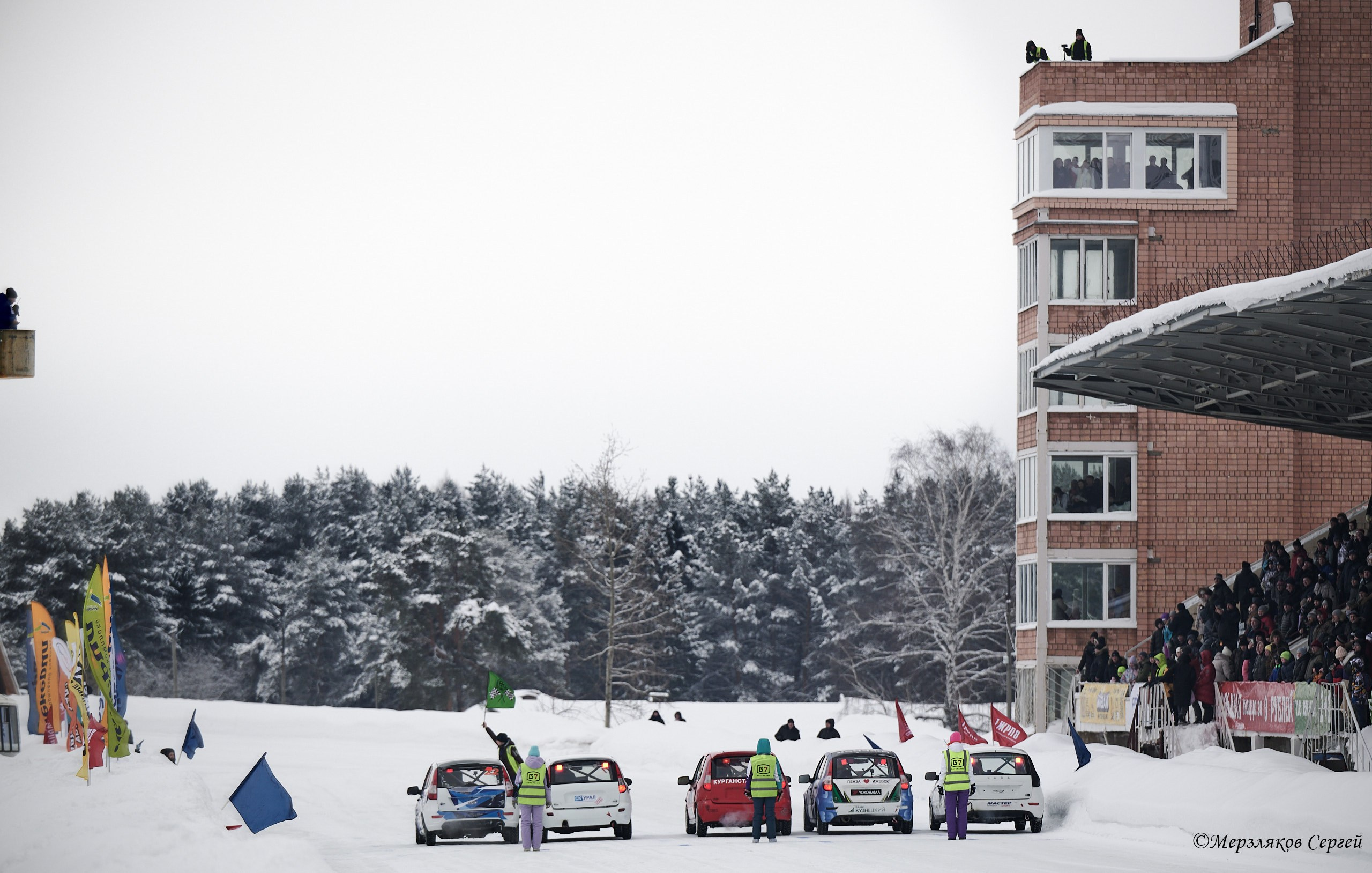Трековые автогонки на льду Чемпионат России. Спортивный репортажный фотограф в Ижевске Сергей Мерзляков