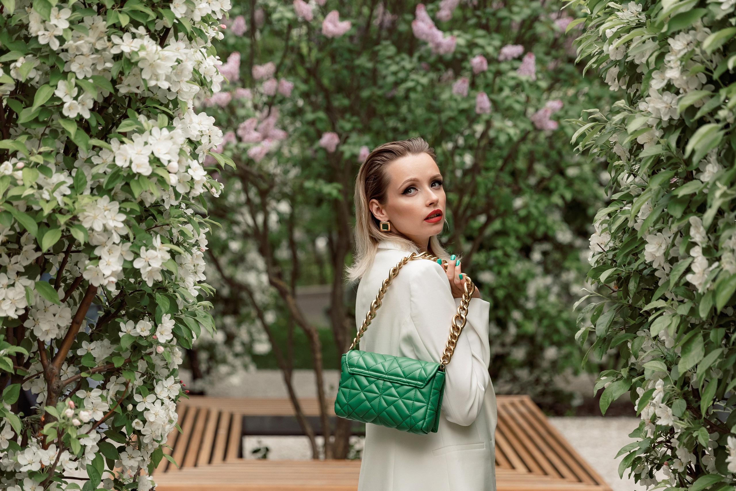 Портретная фотосессия Даши среди яблонь. Свадебный фотограф Москва