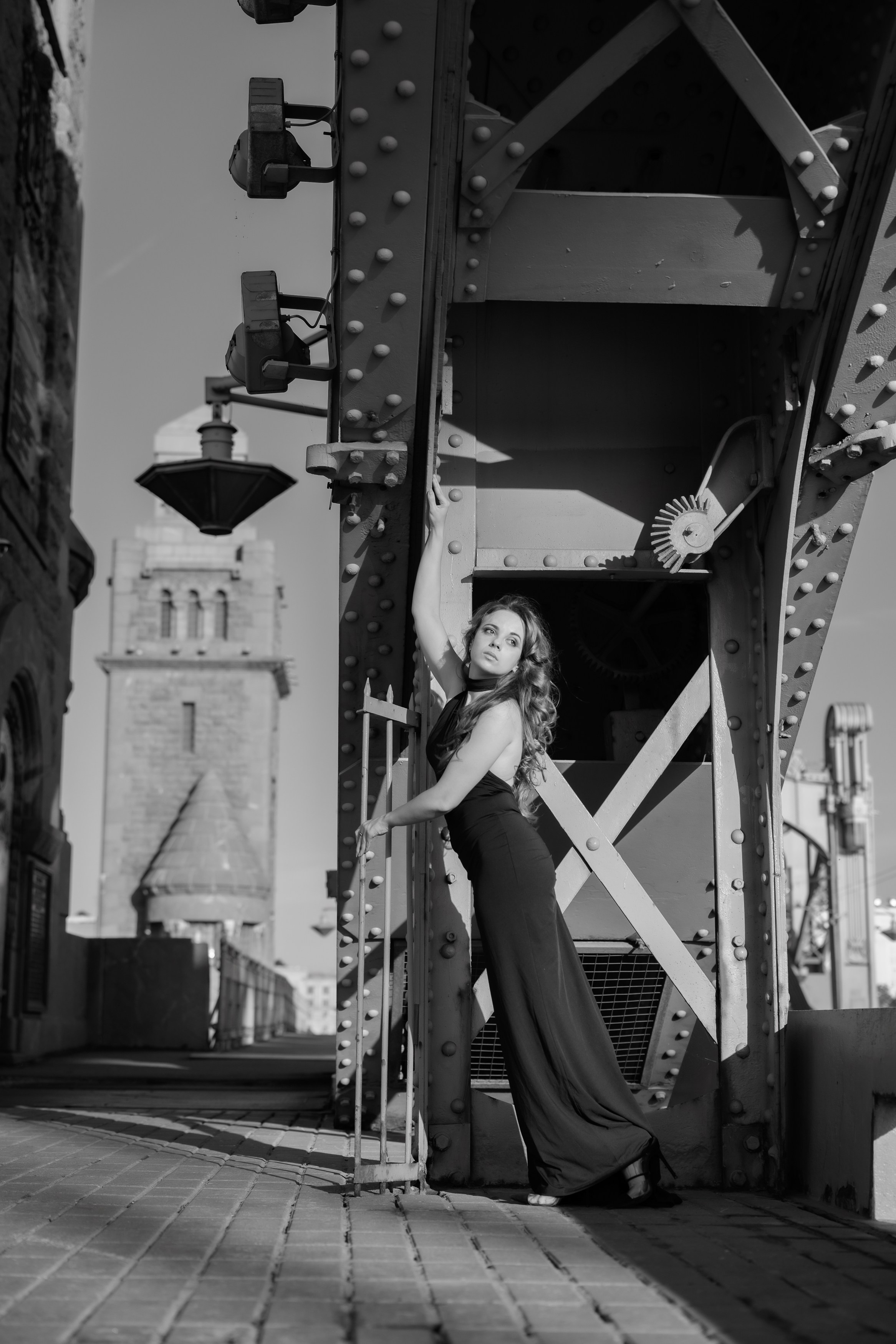 Фотосъемка в Санкт-Петербурге. Белые ночи. Пленэр. Большеохтинский мост. Красивая девушка в черном платье