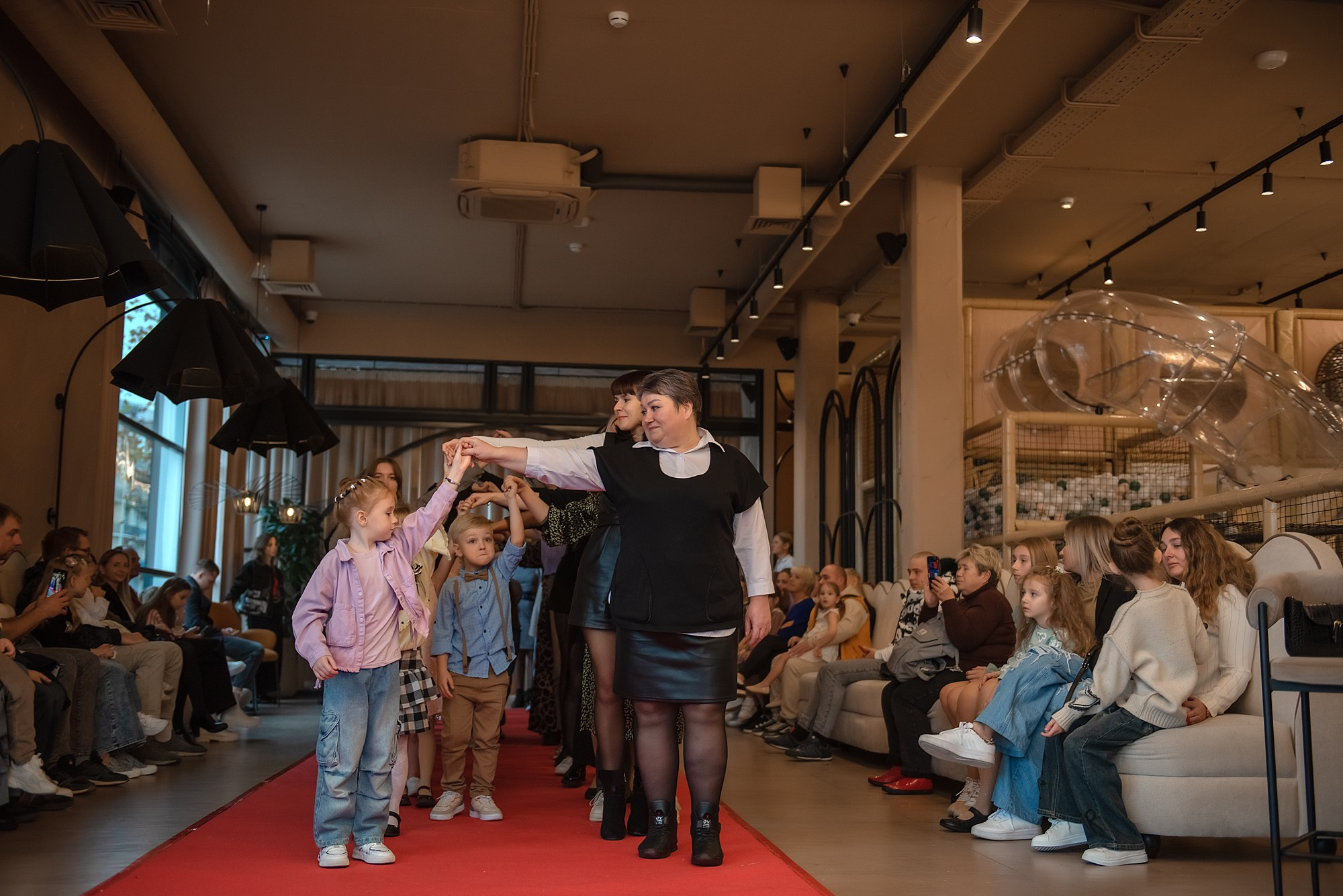 HAPPYkids дефиле в день мамы. Семейный и коммерческий фотограф в Сочи Александр Бодунов