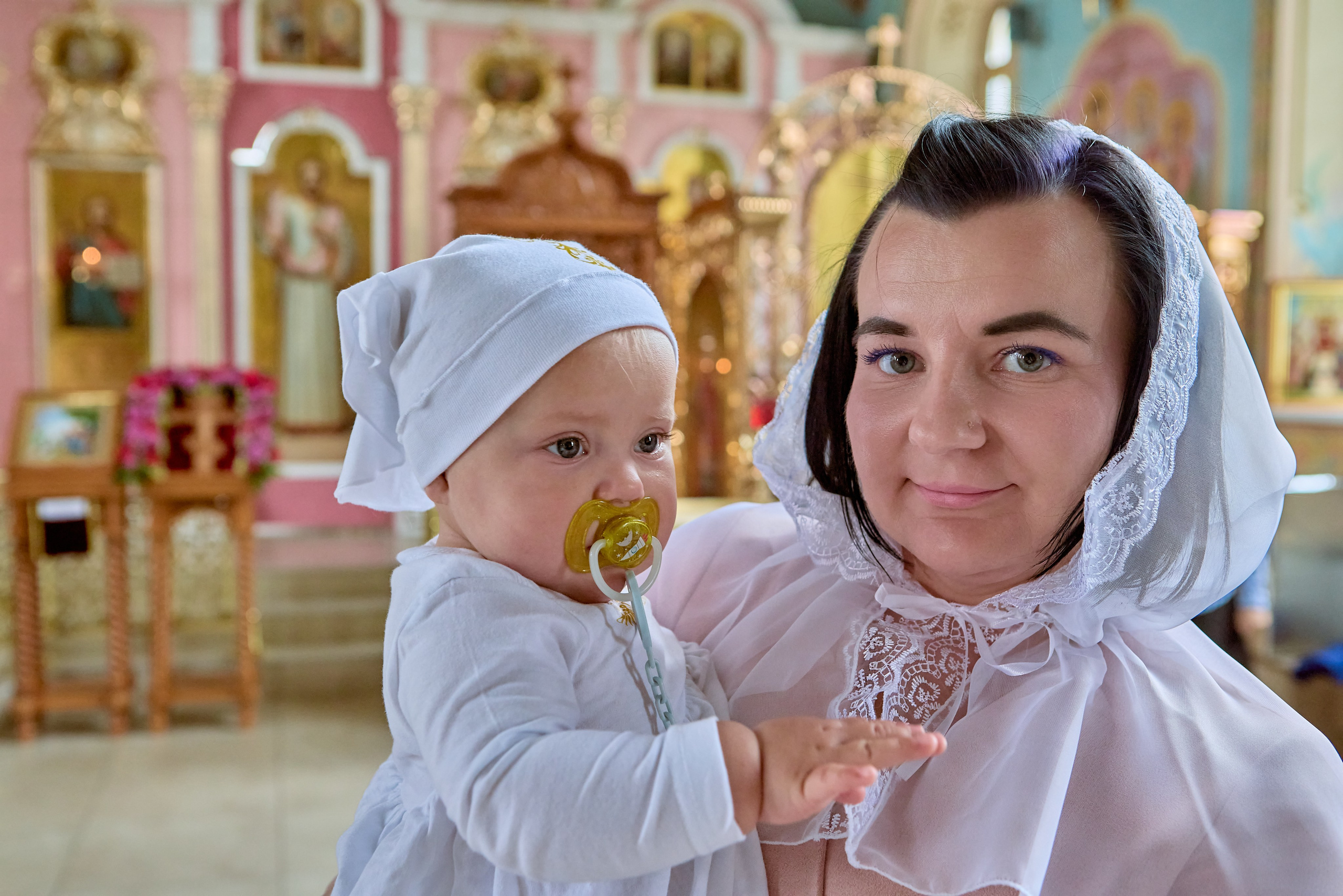 Портрет мамы с дочкой перед крещением храм преподобного Серафима Саровского фото Николая Голованова фотограф таинства Крещения и Венчания