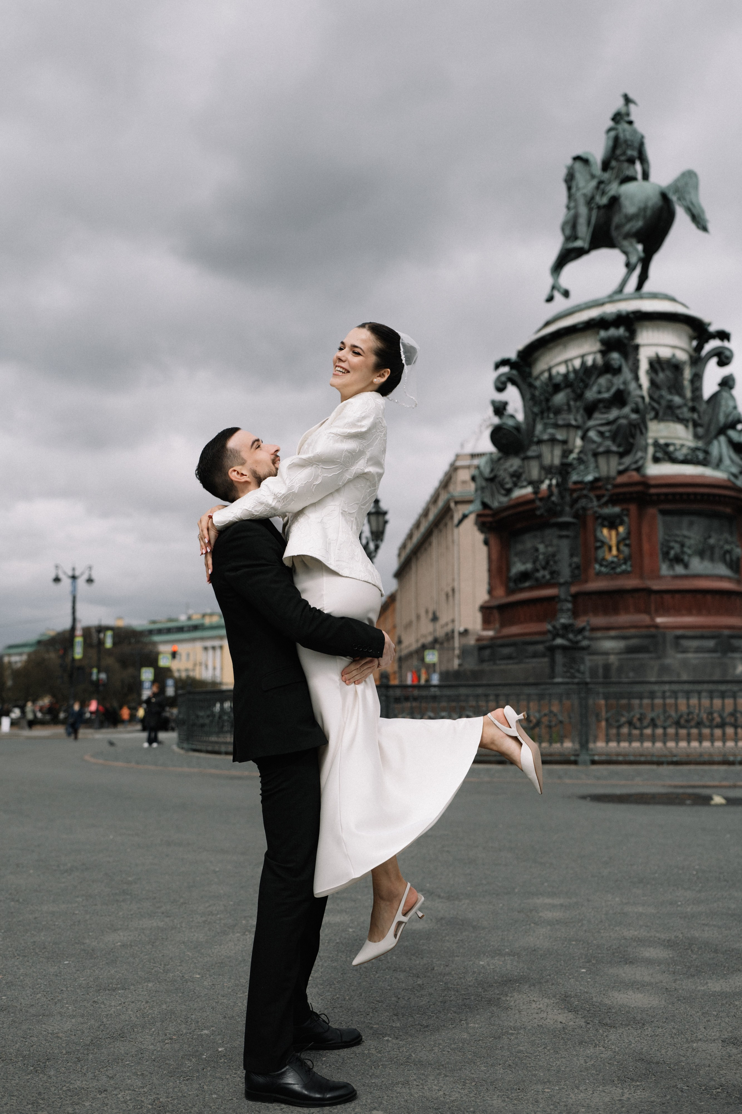 Свадебная фотосессия в Апреле в Петербурге. Свадебный фотограф Александр Невский в Санкт-Петербурге