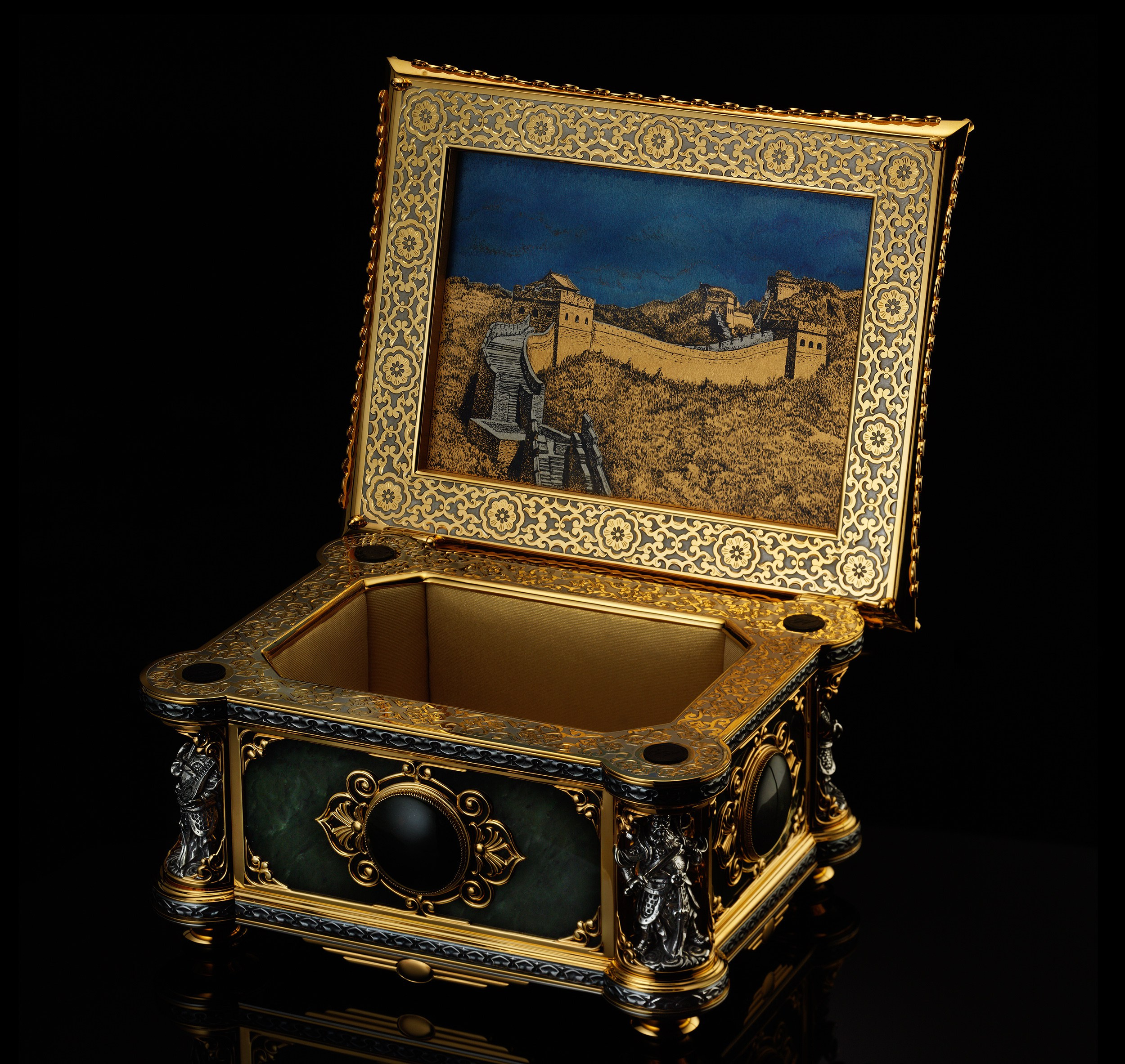 Изделия из драгоценных металлов. Предметная фотосъемка антиквариата, ювелирных украшений, камнерезных изделий, картин, предметов искусства и коллекционных предметов