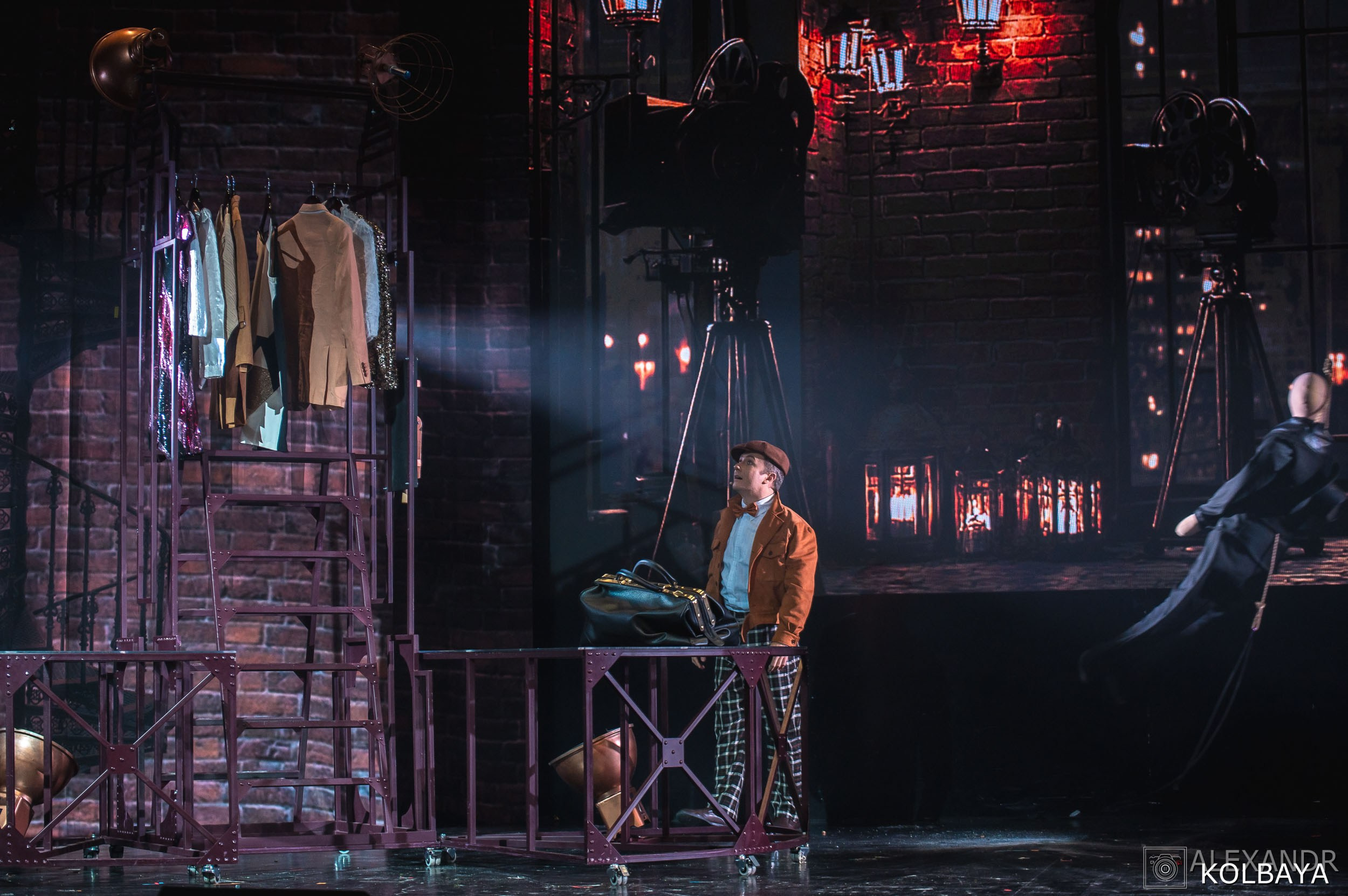 Фотографии со спектакля «Привет, я тетя Чарли». Концертный и театральный репортажный фотограф в Москве Александр Колбая