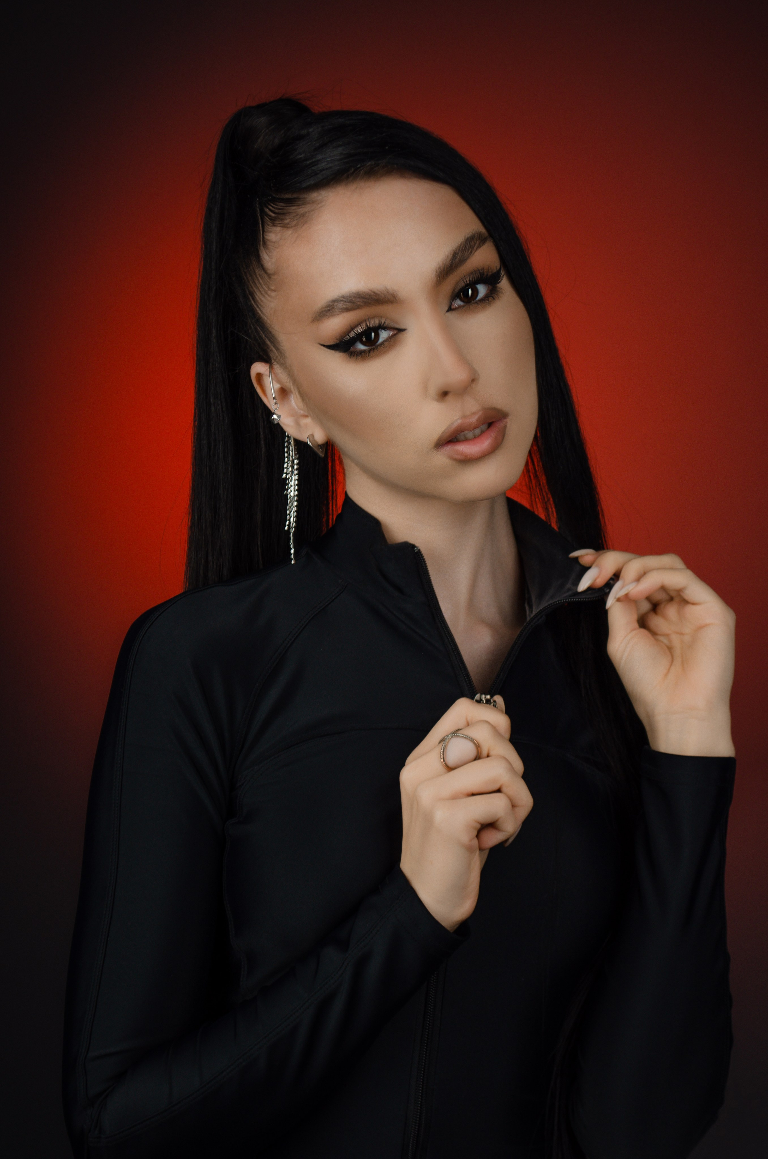 Ромина фотограф в Симферополе Крыму девушка в фотостудии на красном фоне