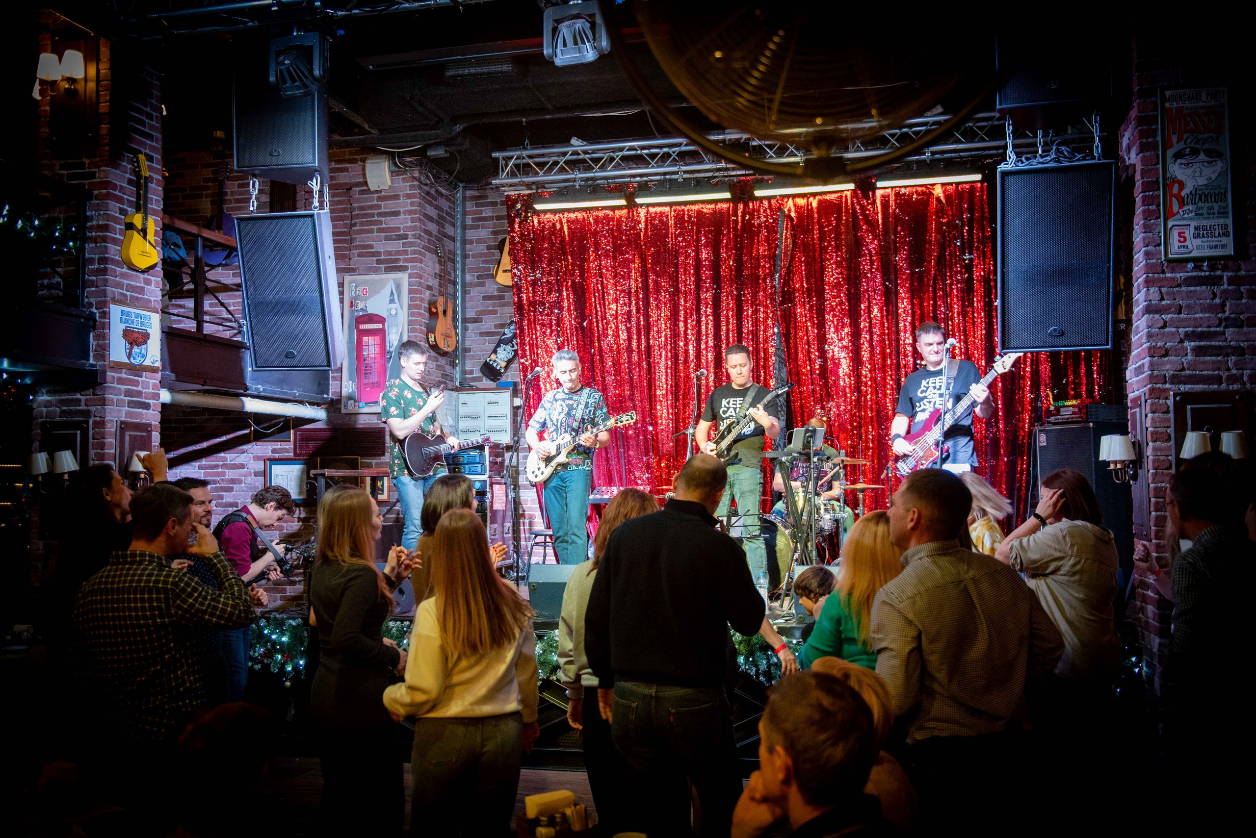 LifePub 16.12.2024. Московская кавер-группа BankBand