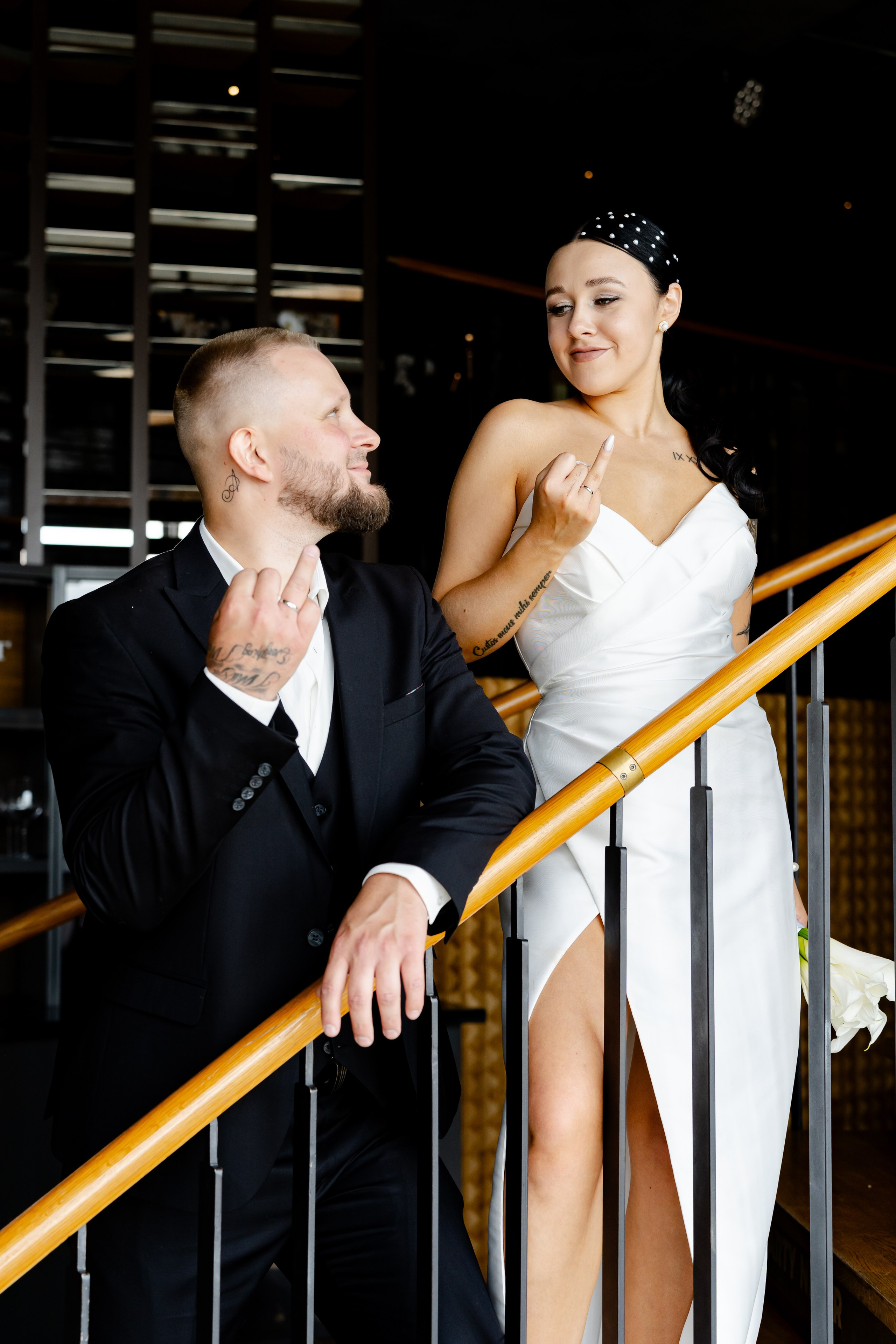 Жених и невеста на лестнице фотограф москва