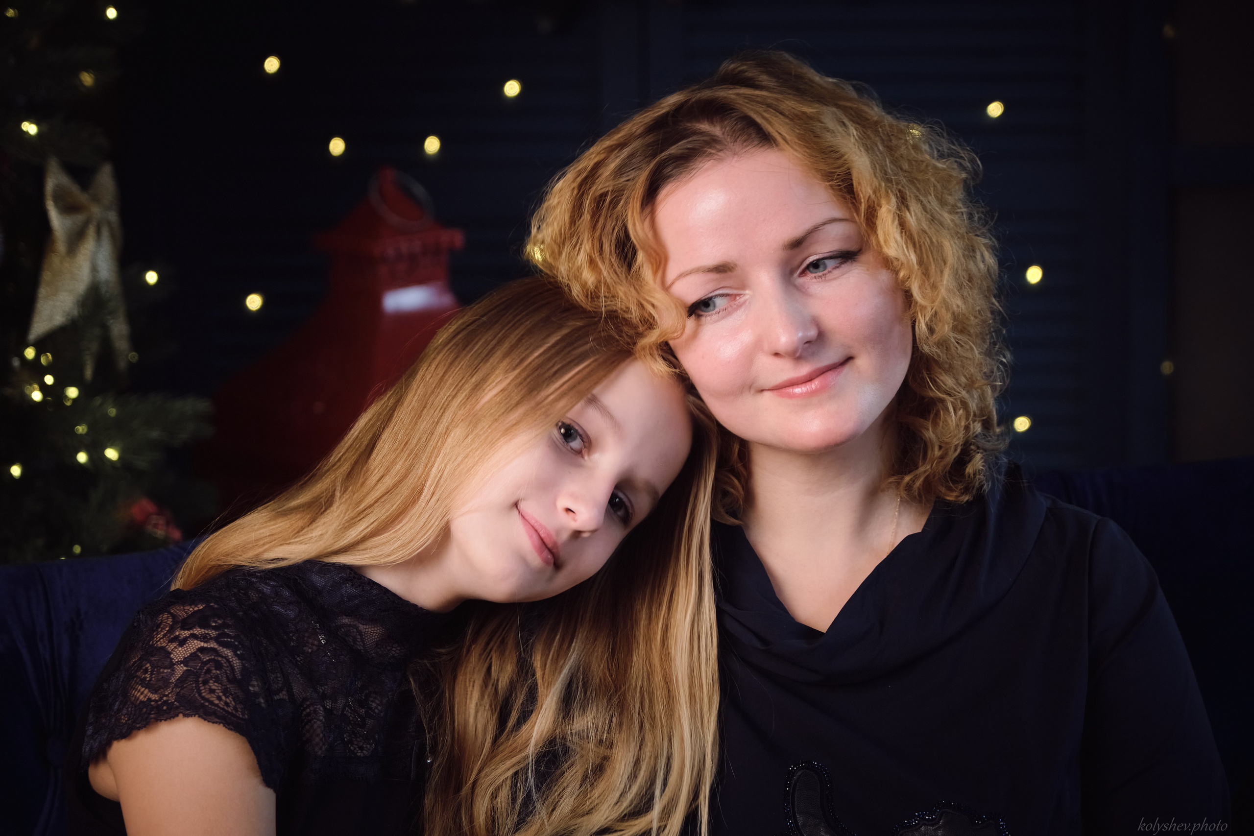 Семейная фотосессия мамы и дочек в студии в Москве фотограф Колышева Виктория. Портретный фотограф на новый год в Москве Виктория Колышева