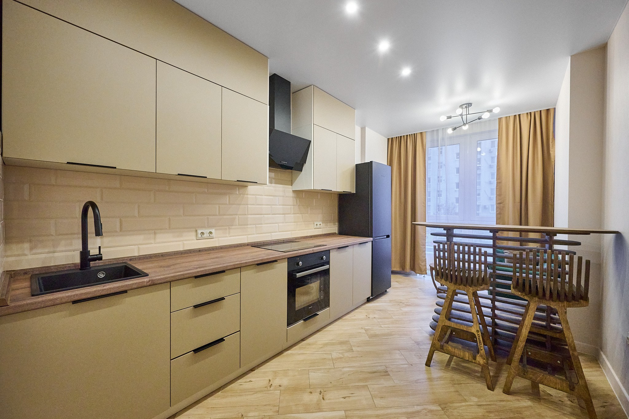 кухня бежевые шкафы с деревянными стульями и столом 