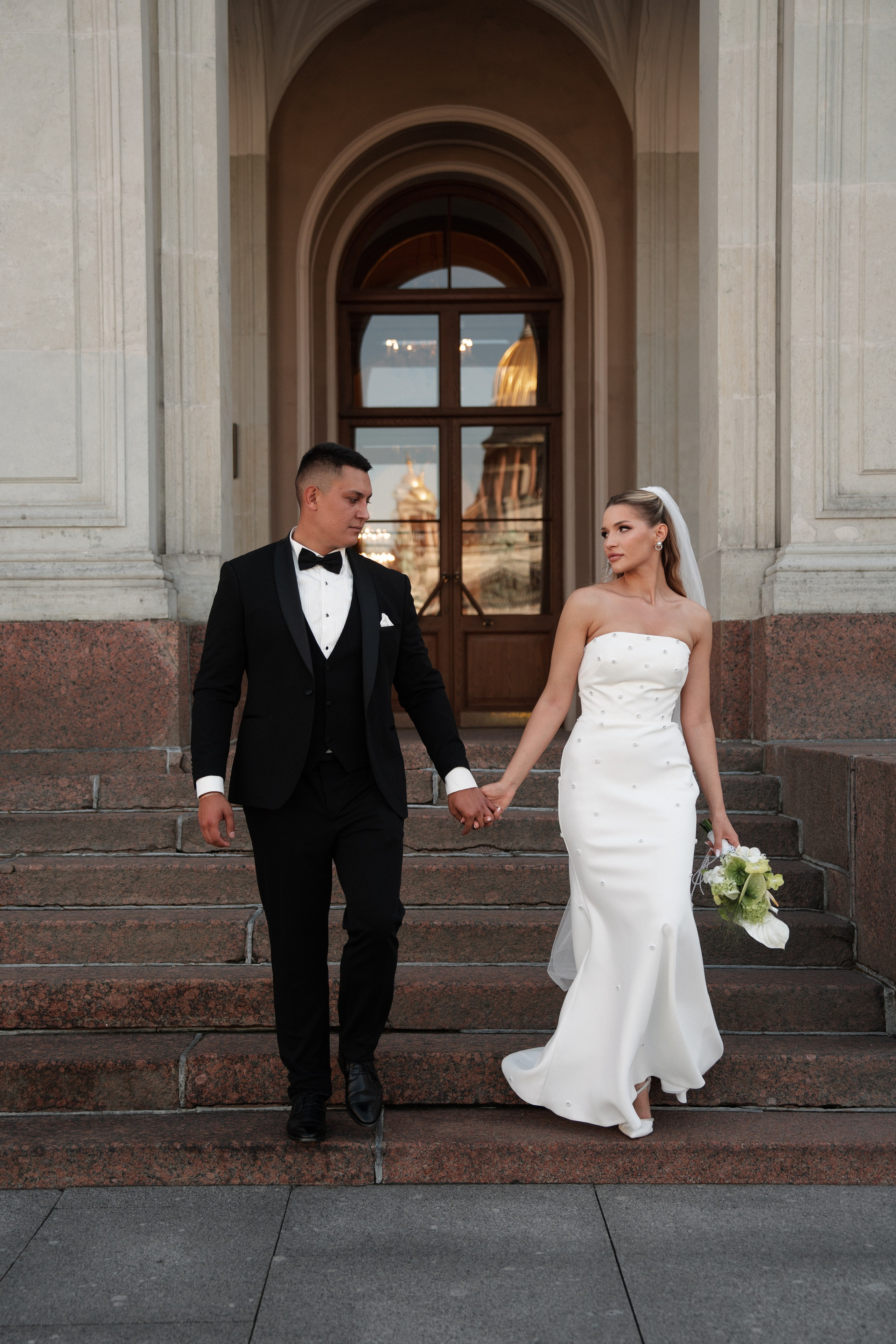 Виктория & Роман. Камерная городская свадьба в видовом ресторане в стиле современная классика. Свадебный фотограф организатор в Санкт-Петербурге Ассоль Опарина