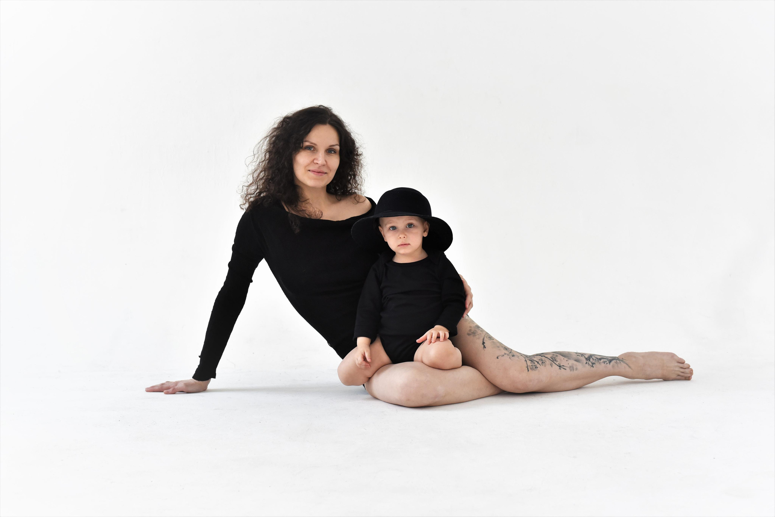 Студийная съемка стиле минимализм. Мама и дети. Женский и семейный фотограф Людмила Богачкина
