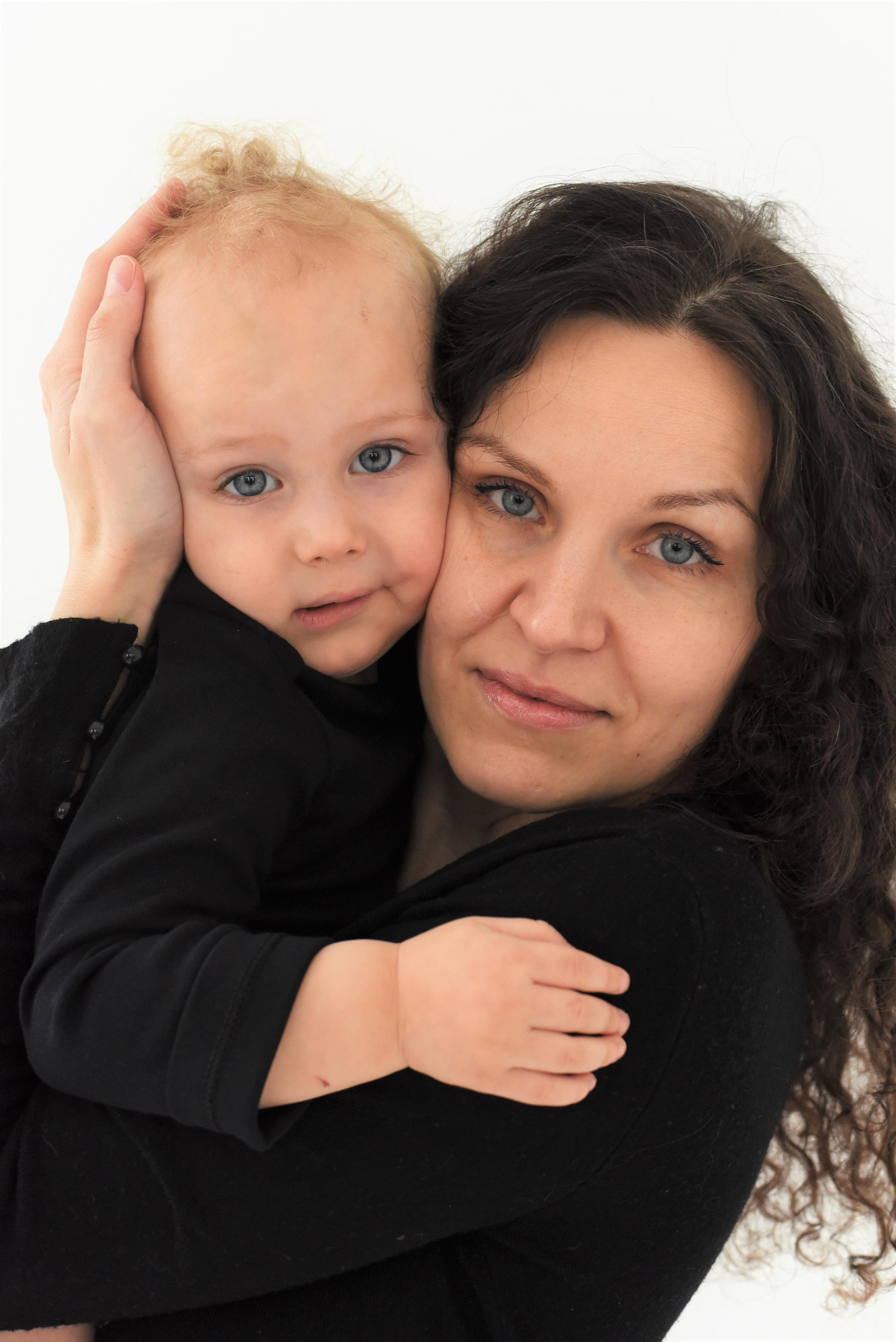 Студийная съемка стиле минимализм. Мама и дети. Женский и семейный фотограф Людмила Богачкина