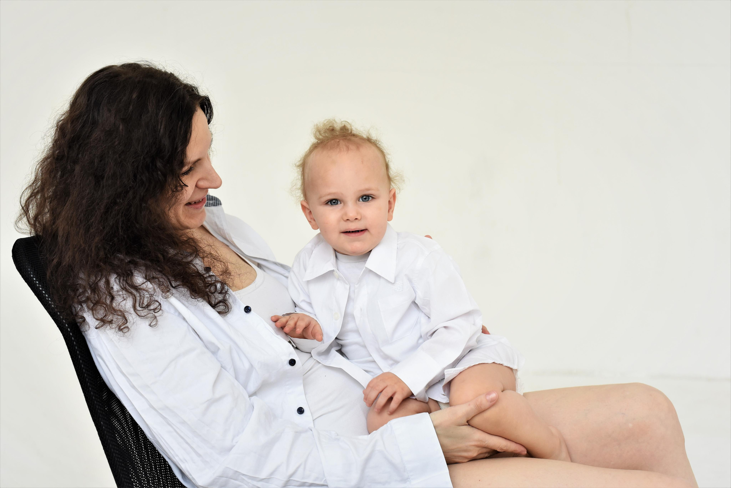 Студийная съемка стиле минимализм. Мама и дети. Женский и семейный фотограф Людмила Богачкина