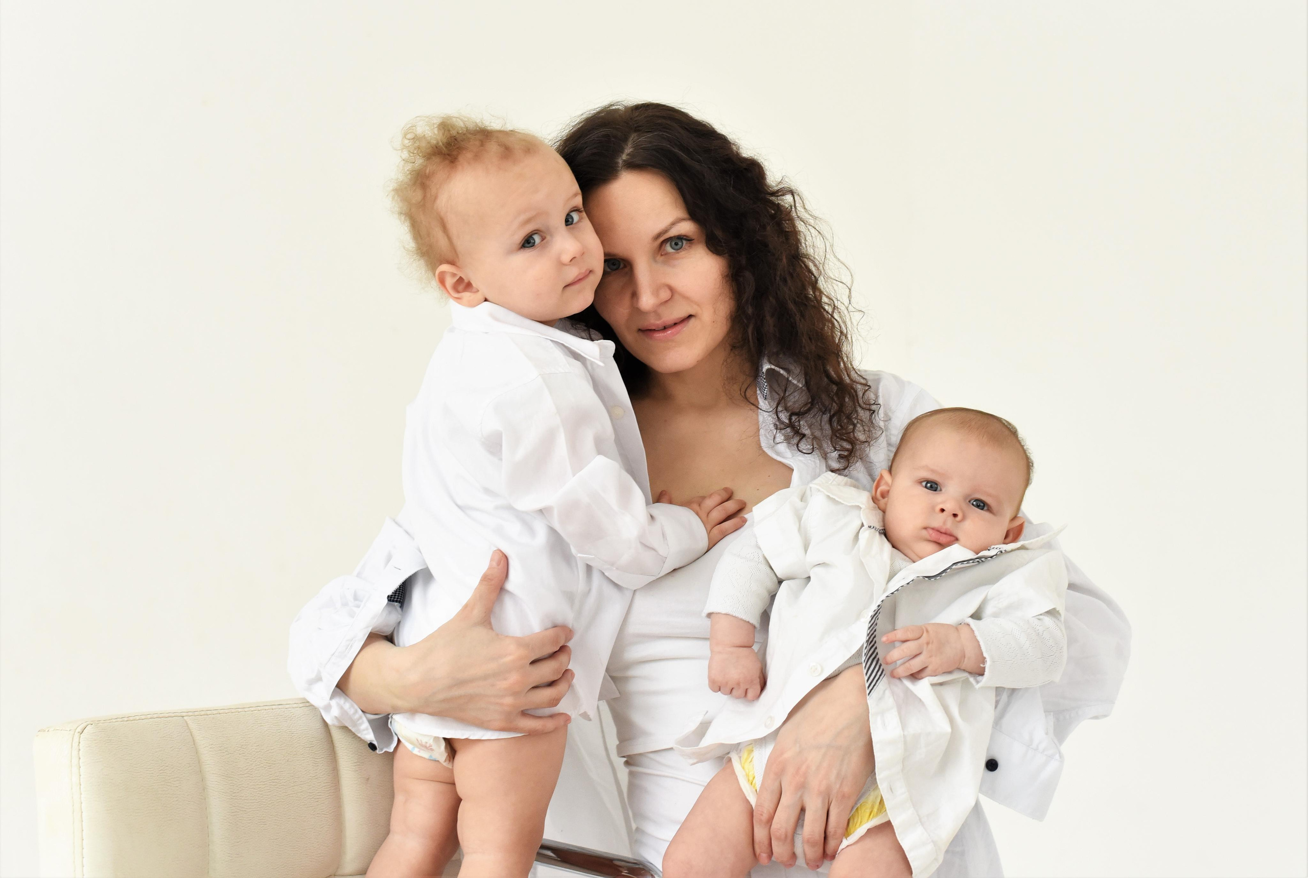 Студийная съемка стиле минимализм. Мама и дети. Женский и семейный фотограф Людмила Богачкина