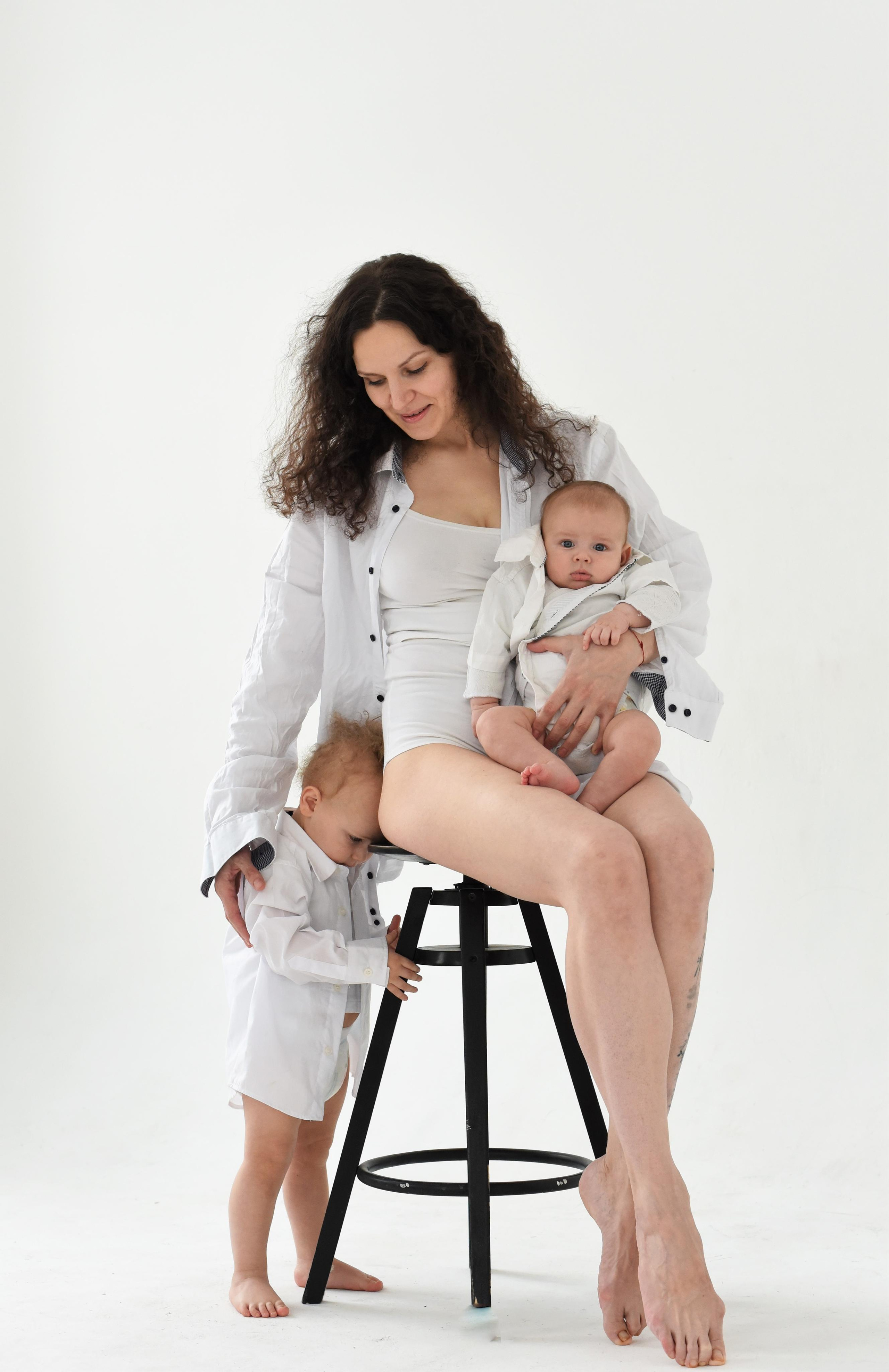 Студийная съемка стиле минимализм. Мама и дети. Женский и семейный фотограф Людмила Богачкина