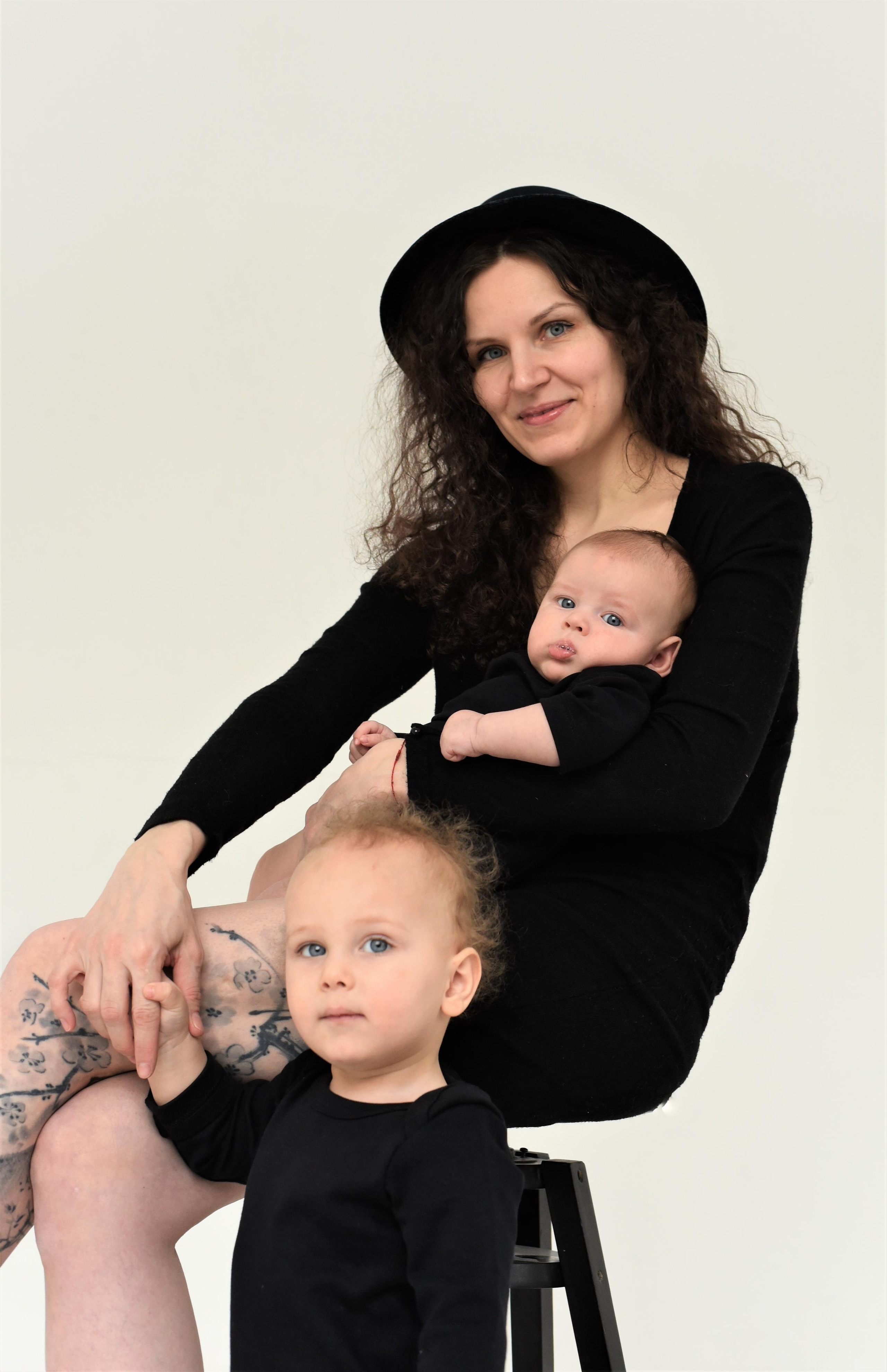 Студийная съемка стиле минимализм. Мама и дети. Женский и семейный фотограф Людмила Богачкина