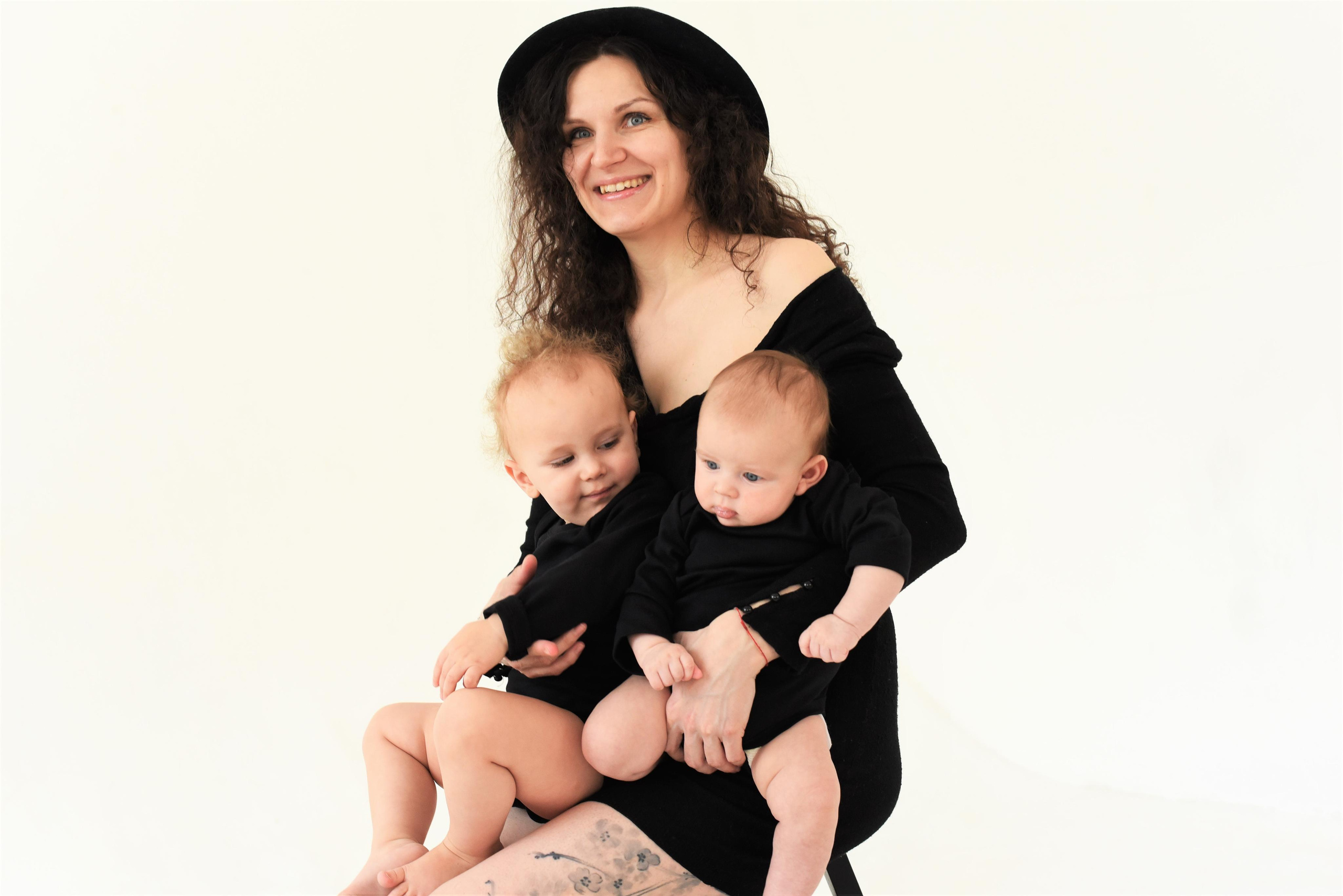 Студийная съемка стиле минимализм. Мама и дети. Женский и семейный фотограф Людмила Богачкина