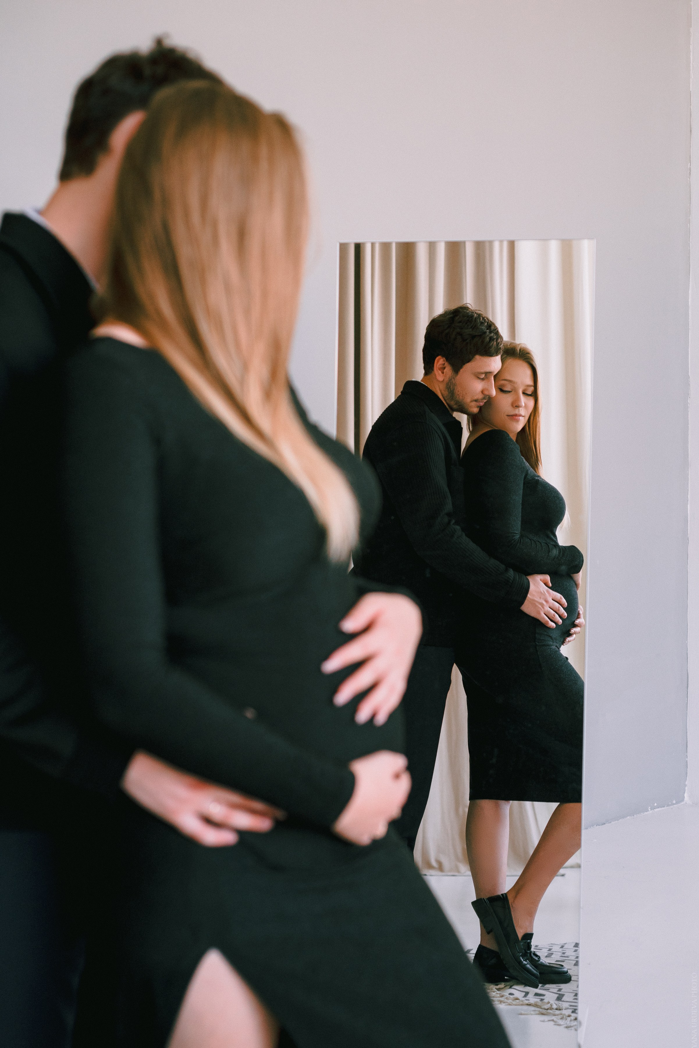 беременная фотосессия в зеркале в черной одежде