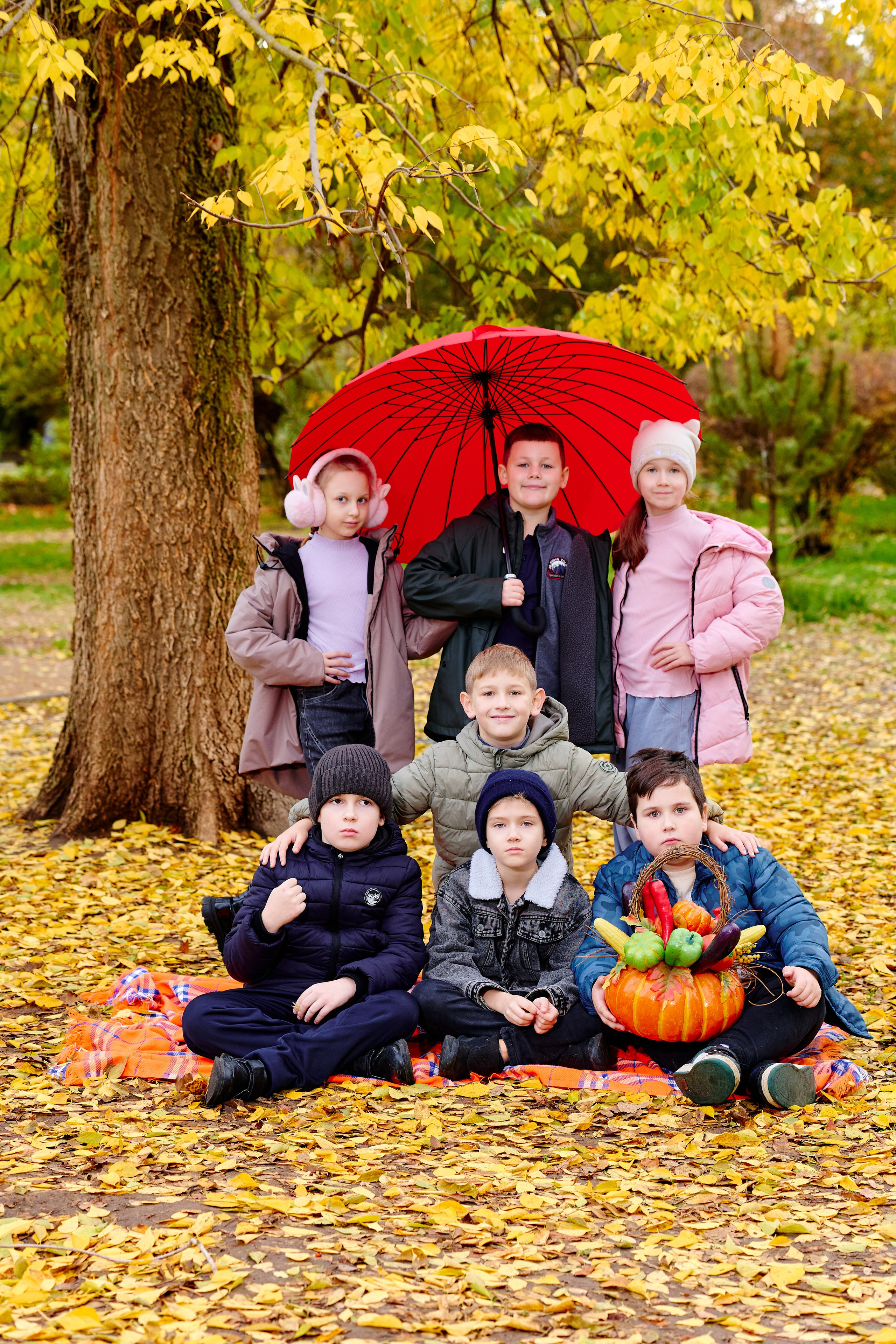 Прогулка в парке классом. Фотограф Выпускные альбомы Таганрог Сергей Коробченко