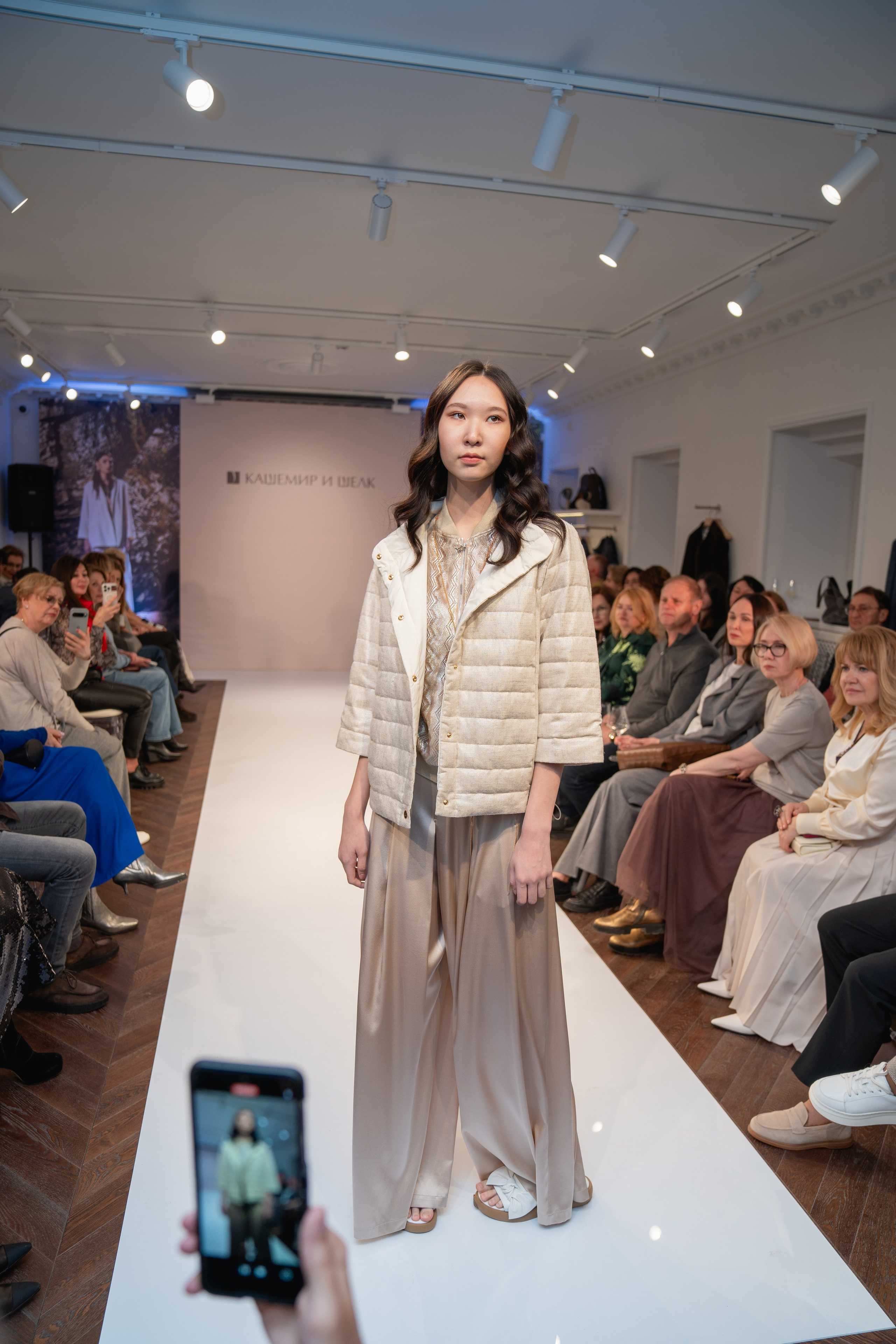 Модельный показ. Занимаюсь профессиональной фотографией и живу рядом с Байкалом. Работаю в разных жанрах