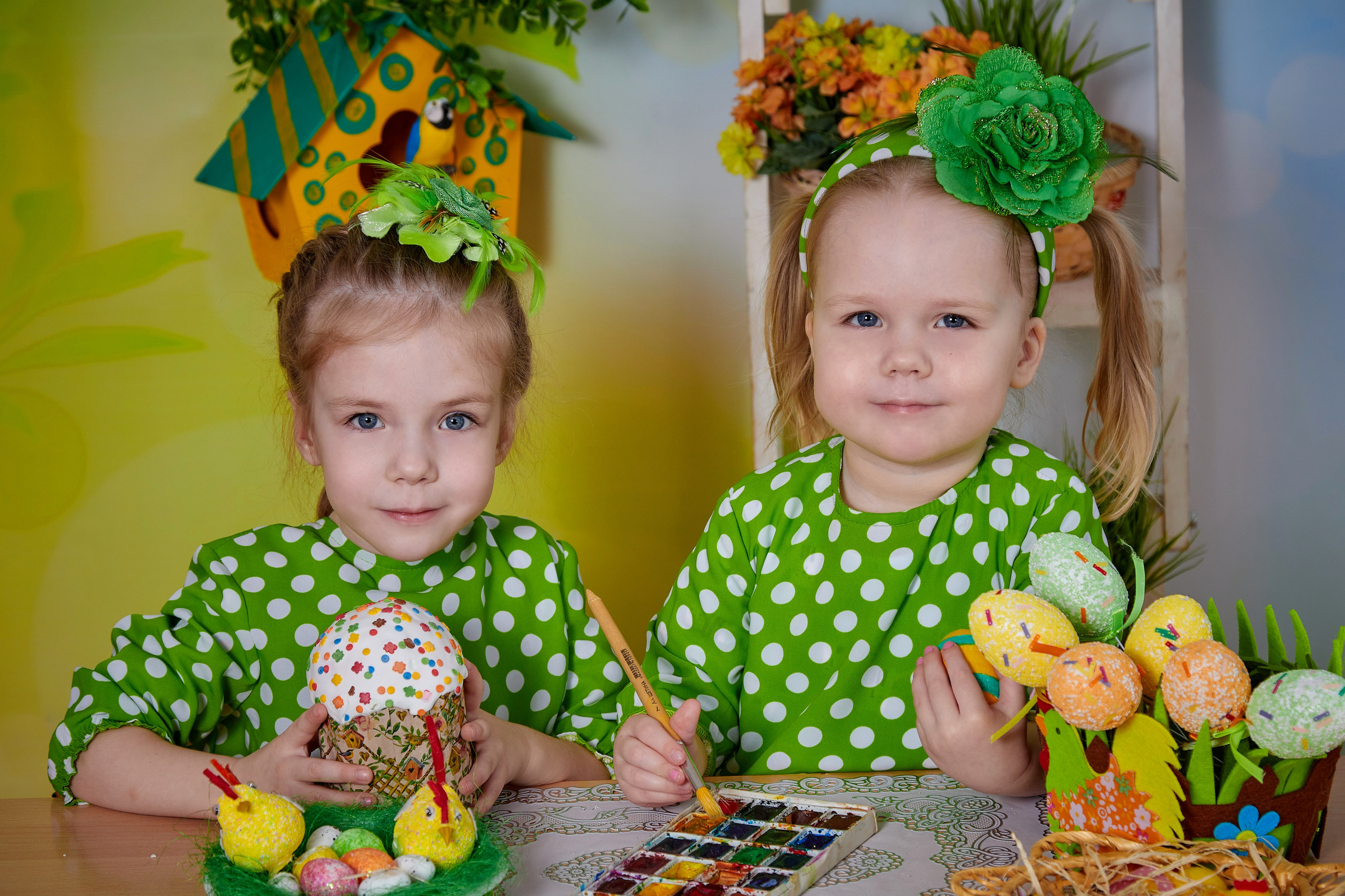 Красим яйца. Детская выездная фотостудия