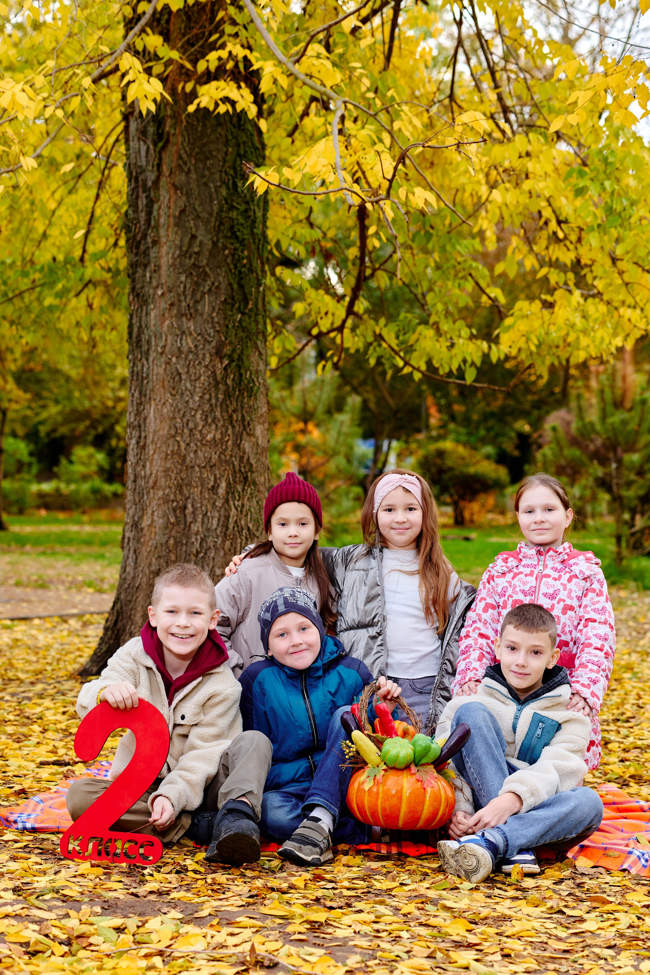 Прогулка в парке классом. Фотограф Выпускные альбомы Таганрог Сергей Коробченко