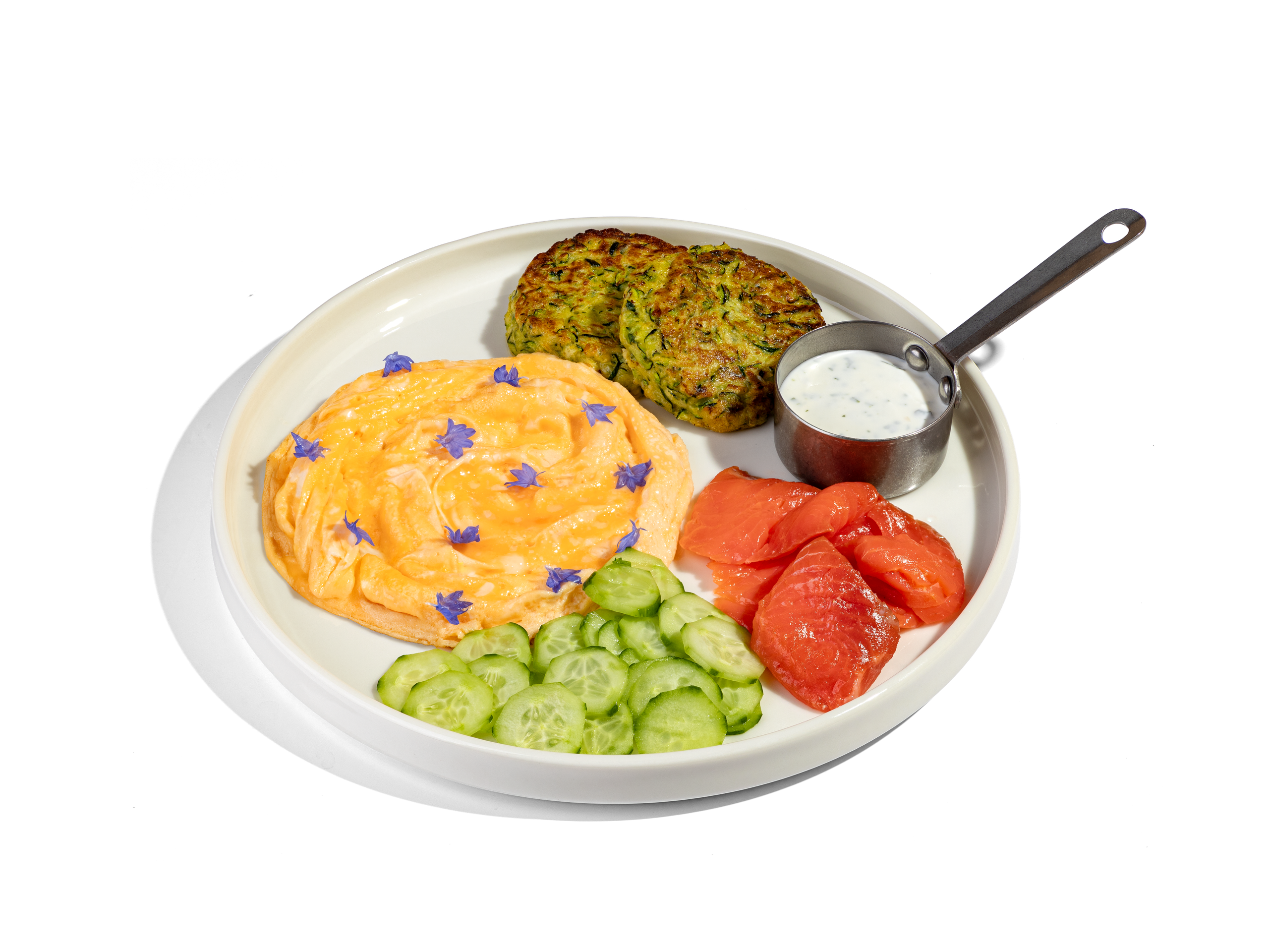 БОЛЬШОЙ ЗАВТРАК С ЛОСОСЕМ И ОЛАДЬЯМИ ИЗ ЦУКИНИ — 990₽. Лосось с/с, оладьи из цукини, огурцы, омлет - торнадо, украшается цветами.