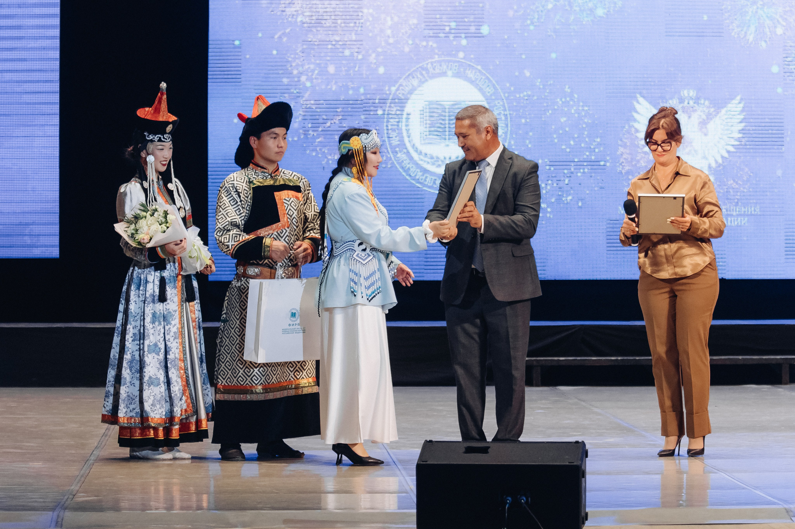 Лучший учитель родного языка и литературы 2025. Свадебный и семейный фотограф в Улан-Удэ