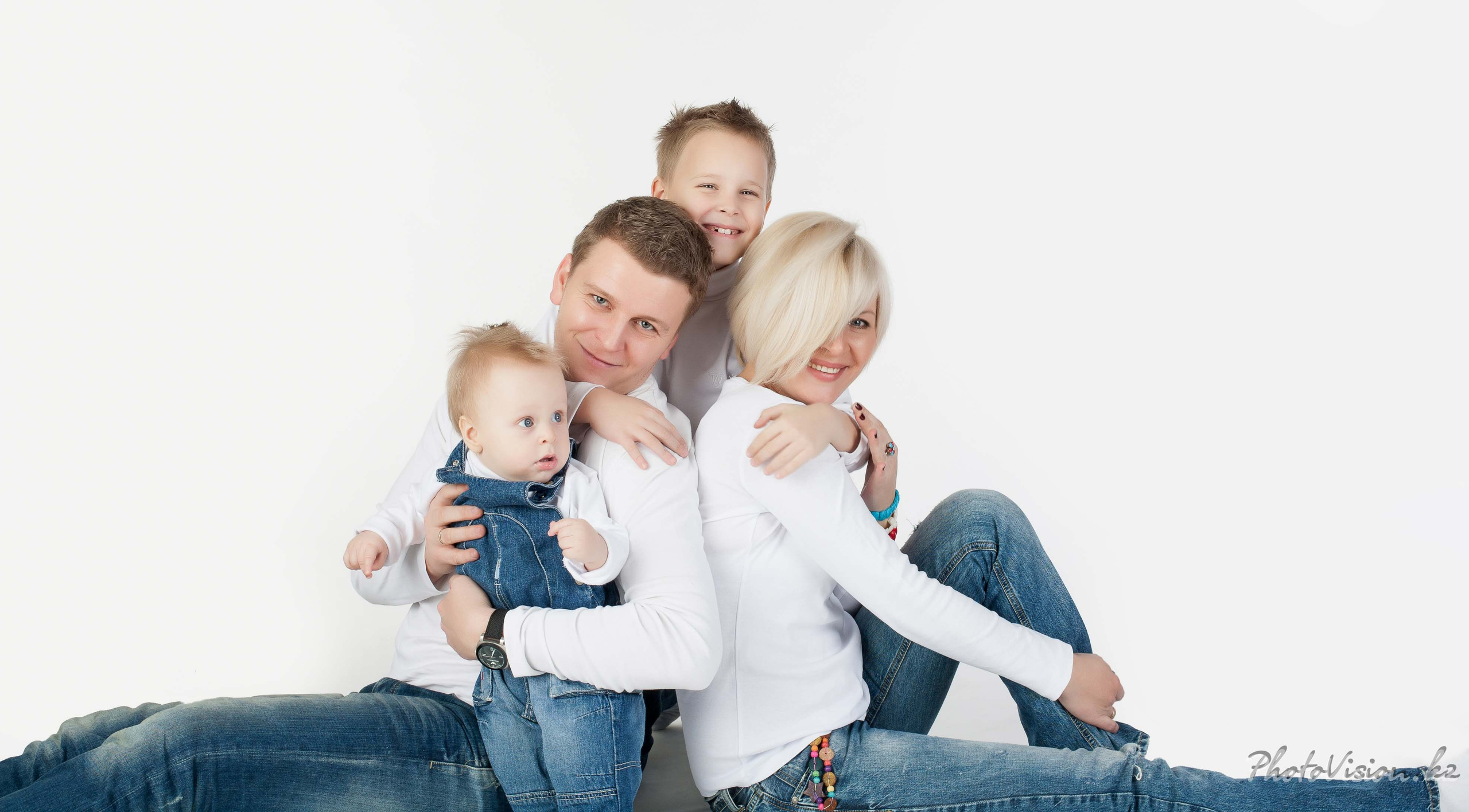 Фотосессия семейная. Фотостудия Алматы. Семейная и детская фотостудия Family studio.Фотограф Алматы