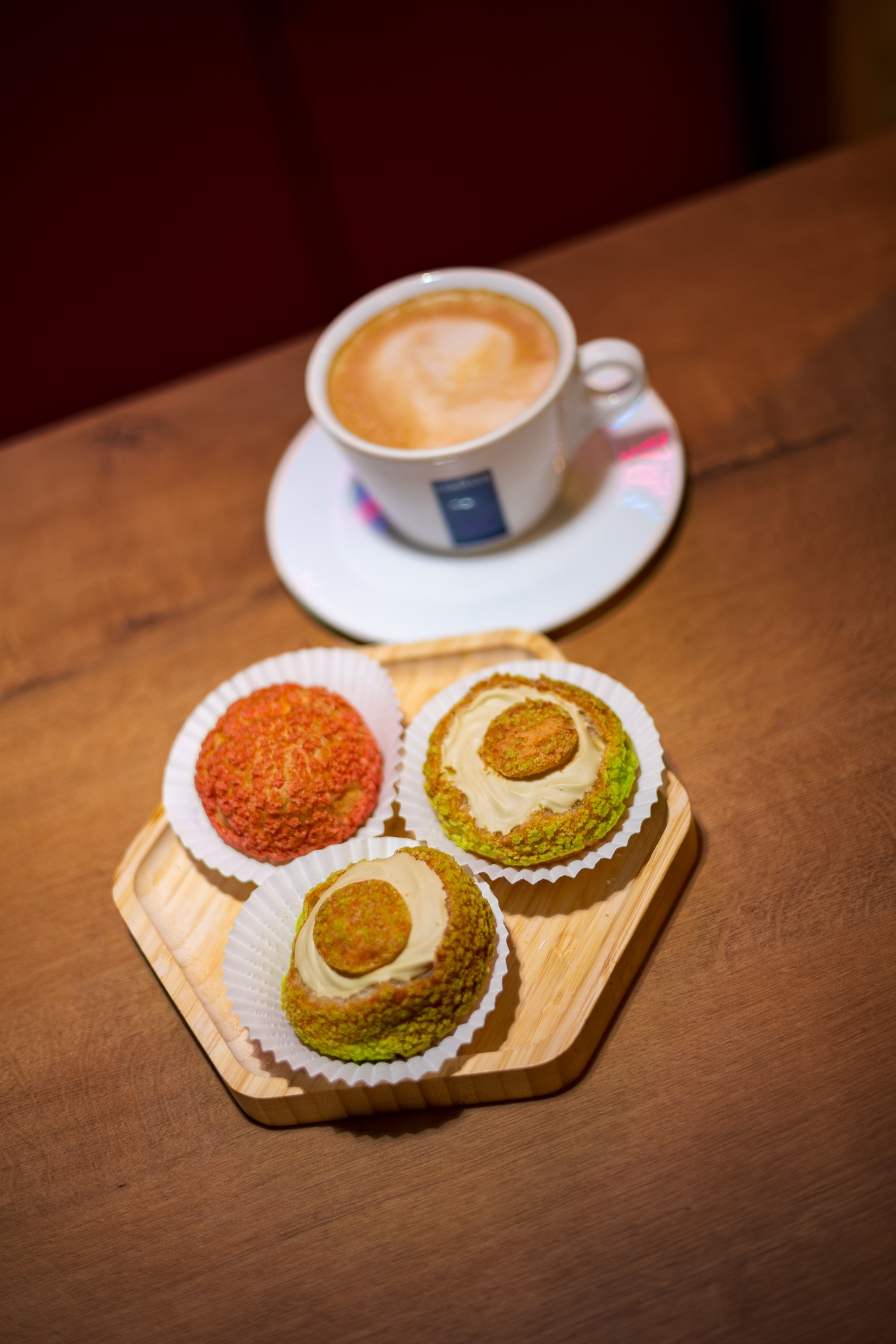 Рекламное фотография мне меню кафе кружка кофе с тремя десерт