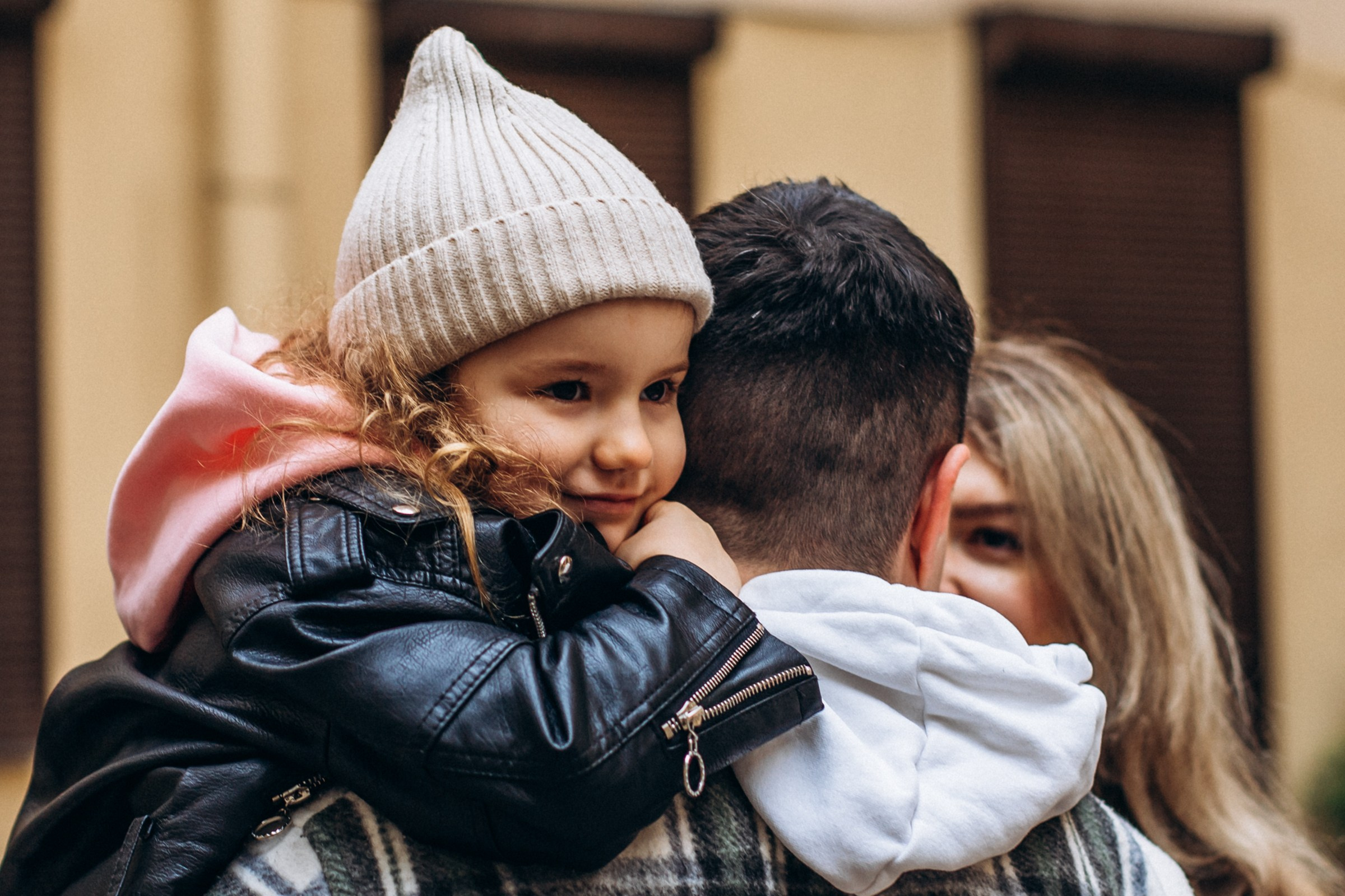 Юлия с семьей в апреле. Фотопрогулка в Петербурге. Индивидуальный и семейный фотограф в Санкт-Петербурге