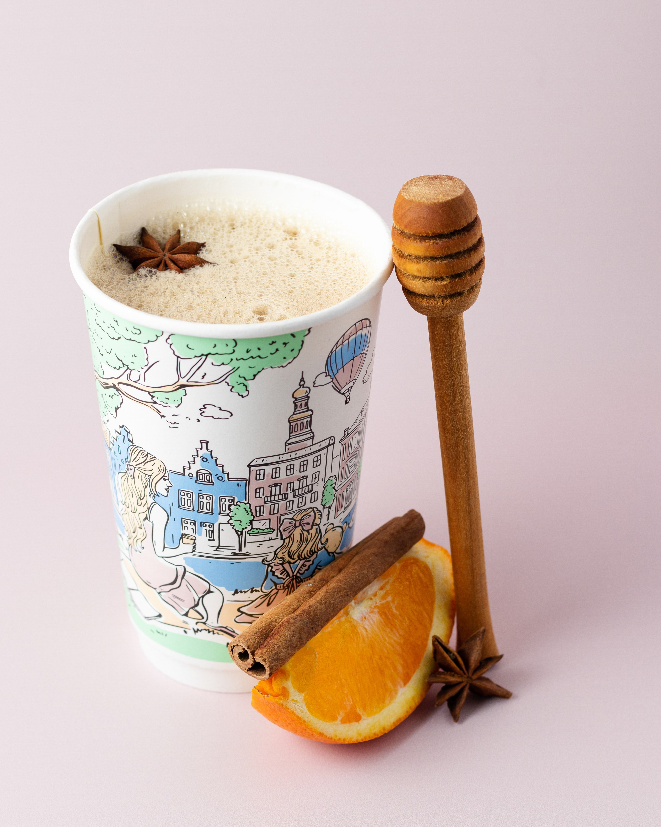 Чай латте в кофейне с апельсиновым соком, мёдом и корицей