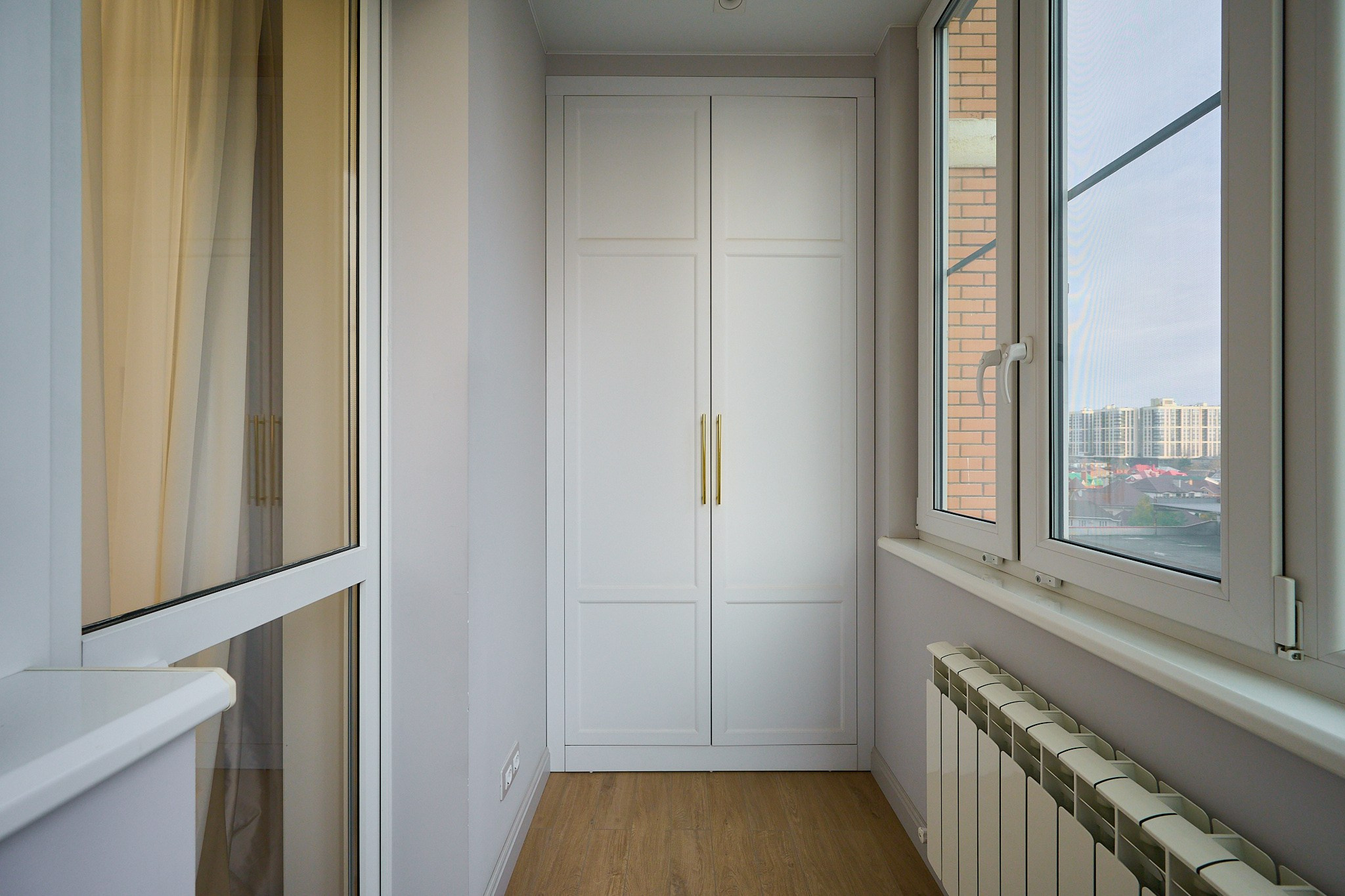 балкон с белым большим шкафом 