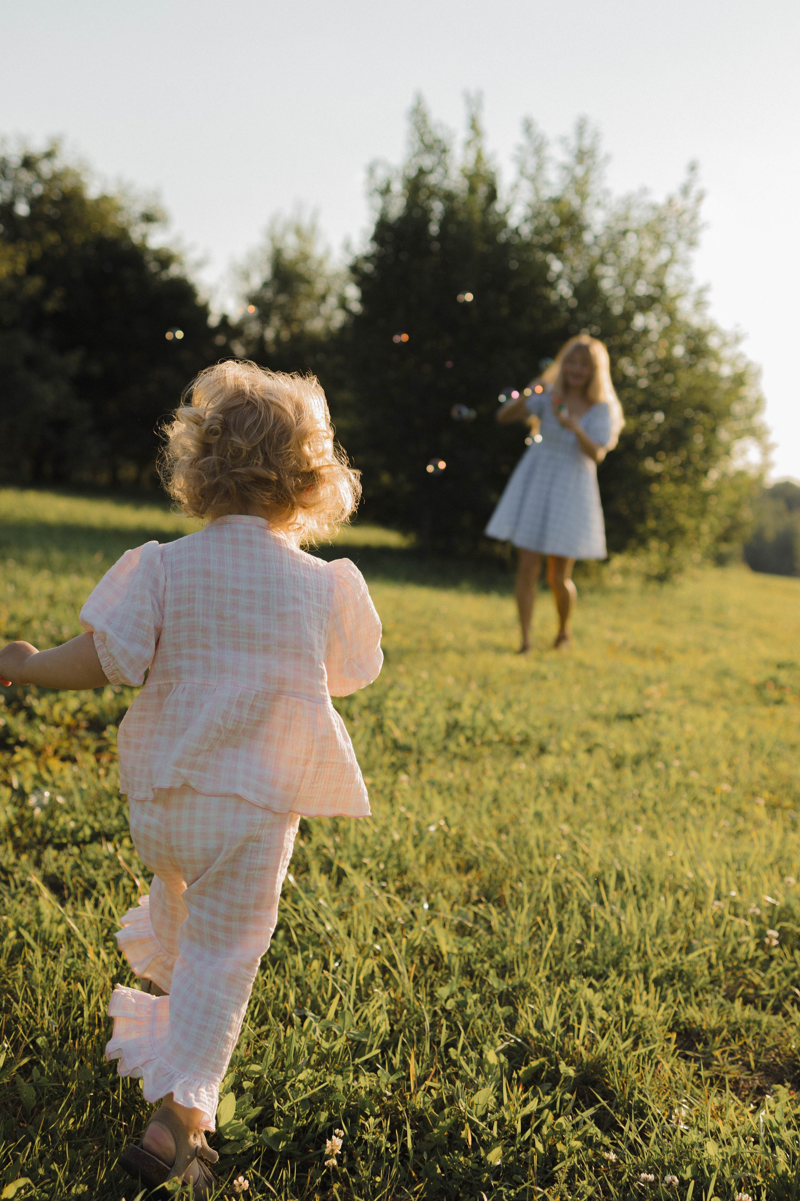 Прогулка с родителями. Фотография о важном