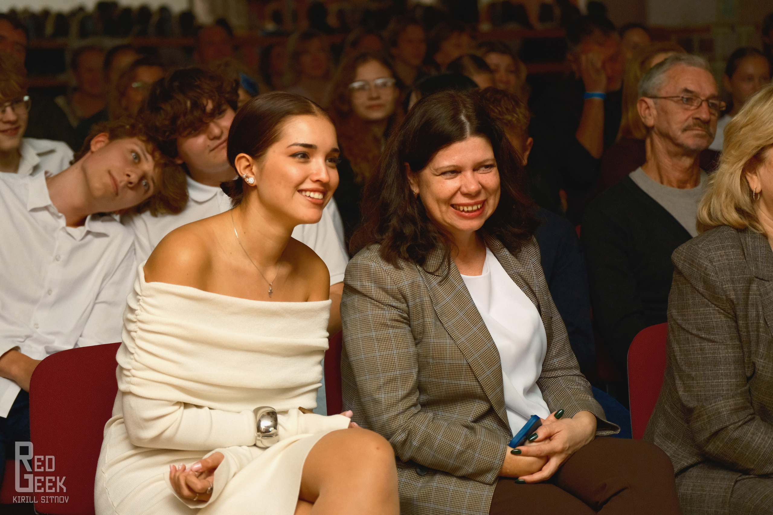 Зрители актового зала школы №1375 на премьере ремейка фильма «Вам и не снилось!».