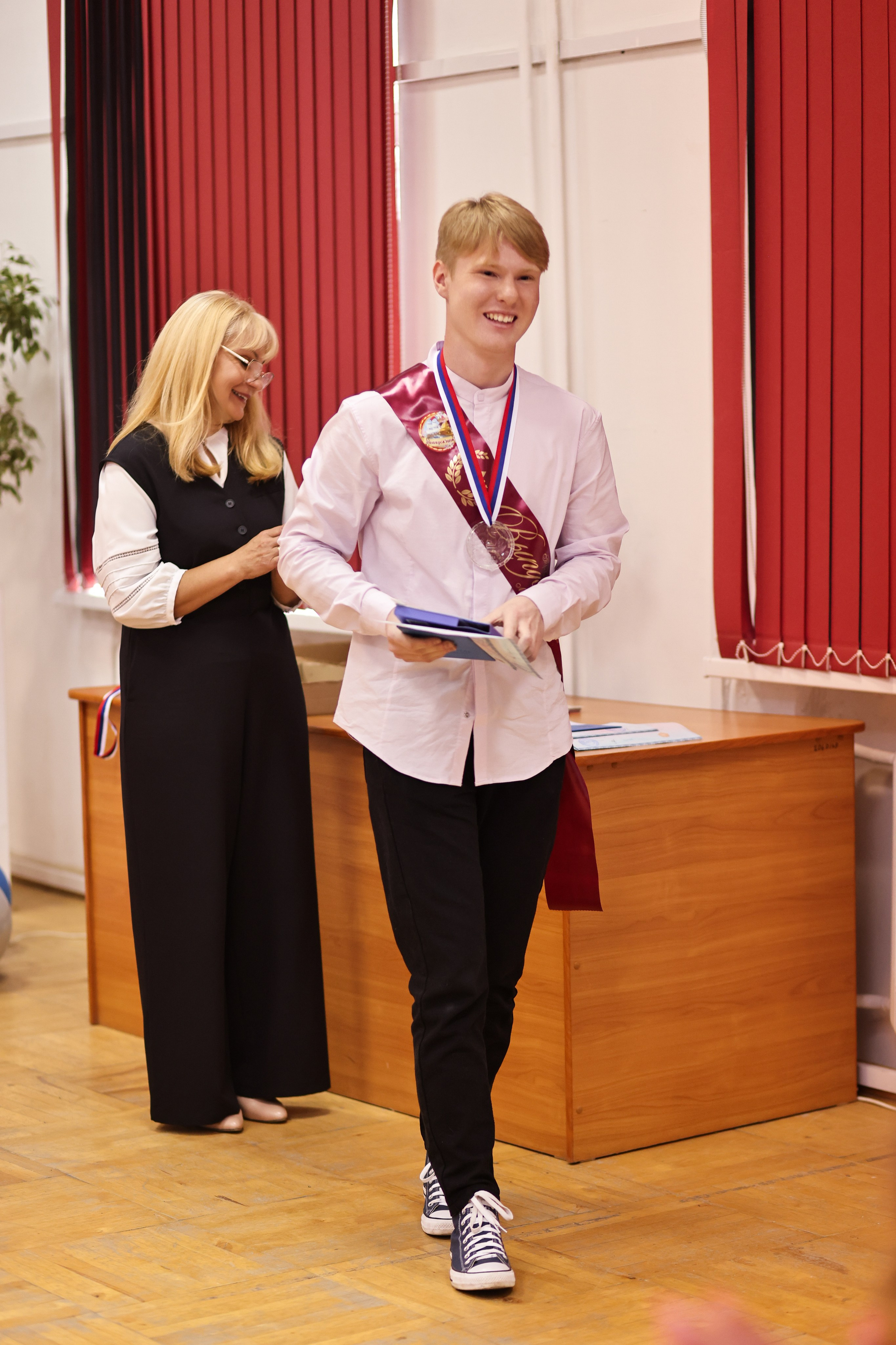 Вручение аттестатов. Школа № 7, выпускники 11 класса 2023 г. Студия выпускных альбомов Остров