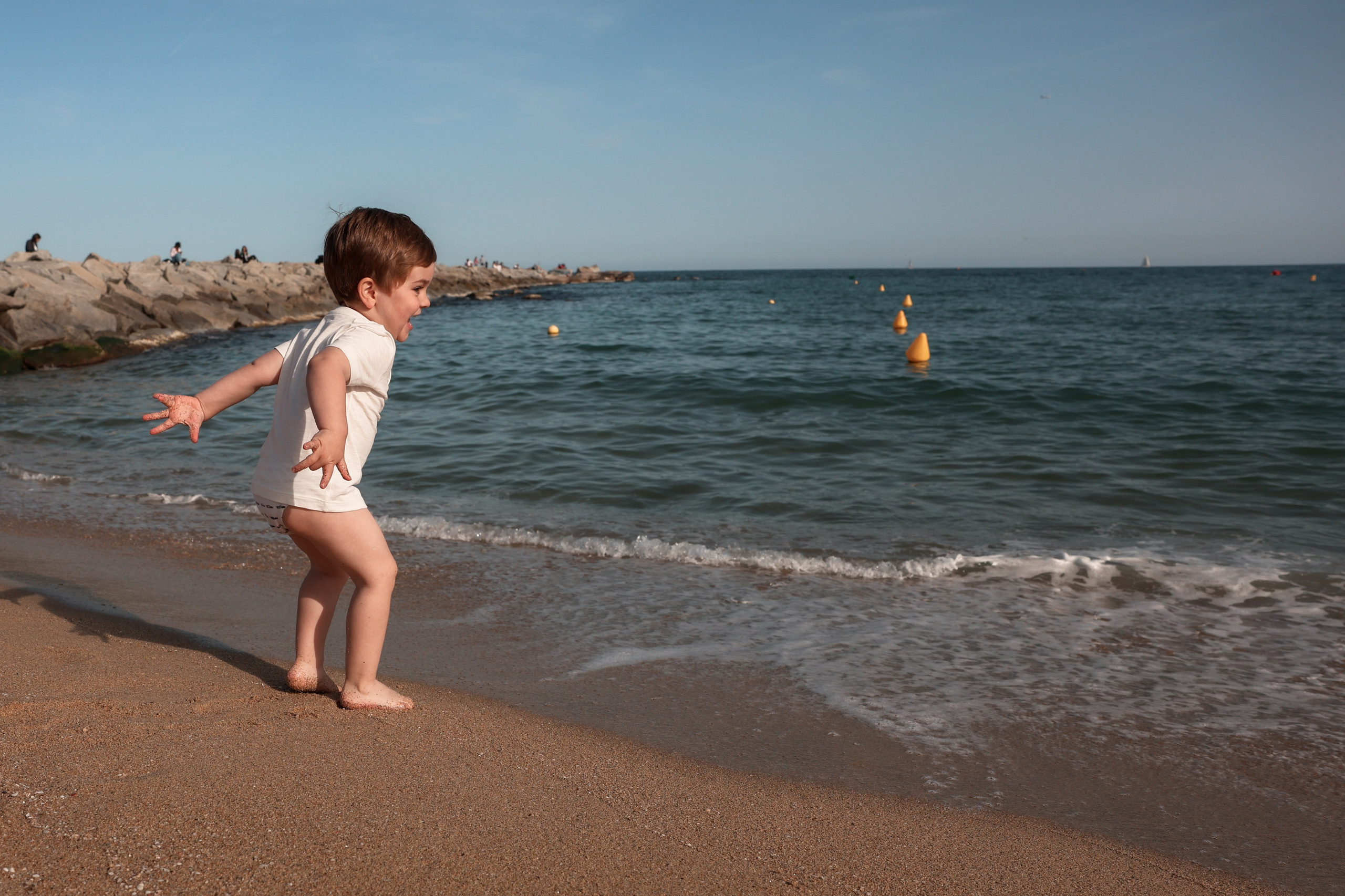 Family pizza at the sea. Natalia Zhuravleva|family, newborn, maternity photographer in Barcelona