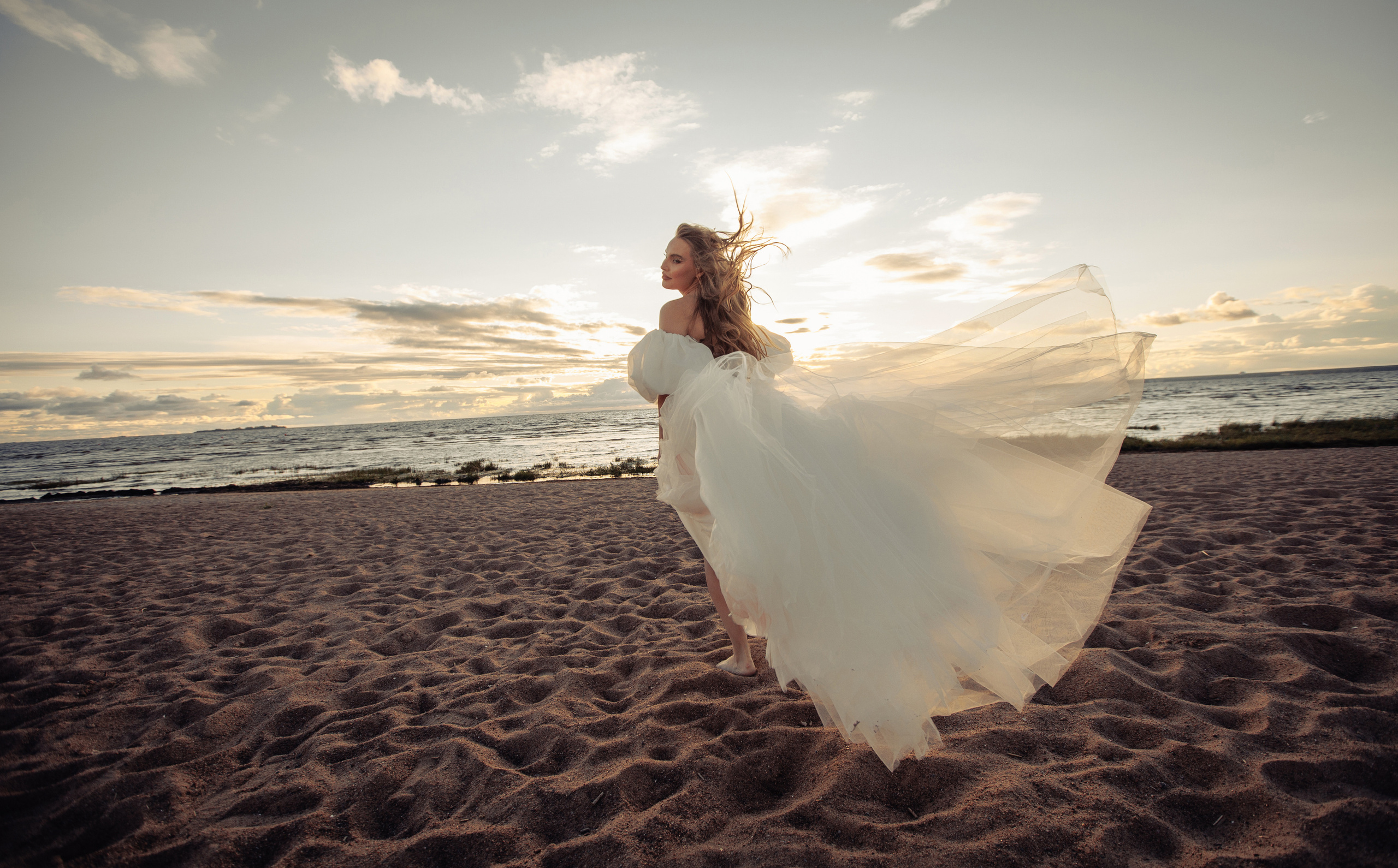 Творческая фотосессия на берегу Финского залива. Ева Демидова. Спортсмен по конкуру в Санкт-Петербуре