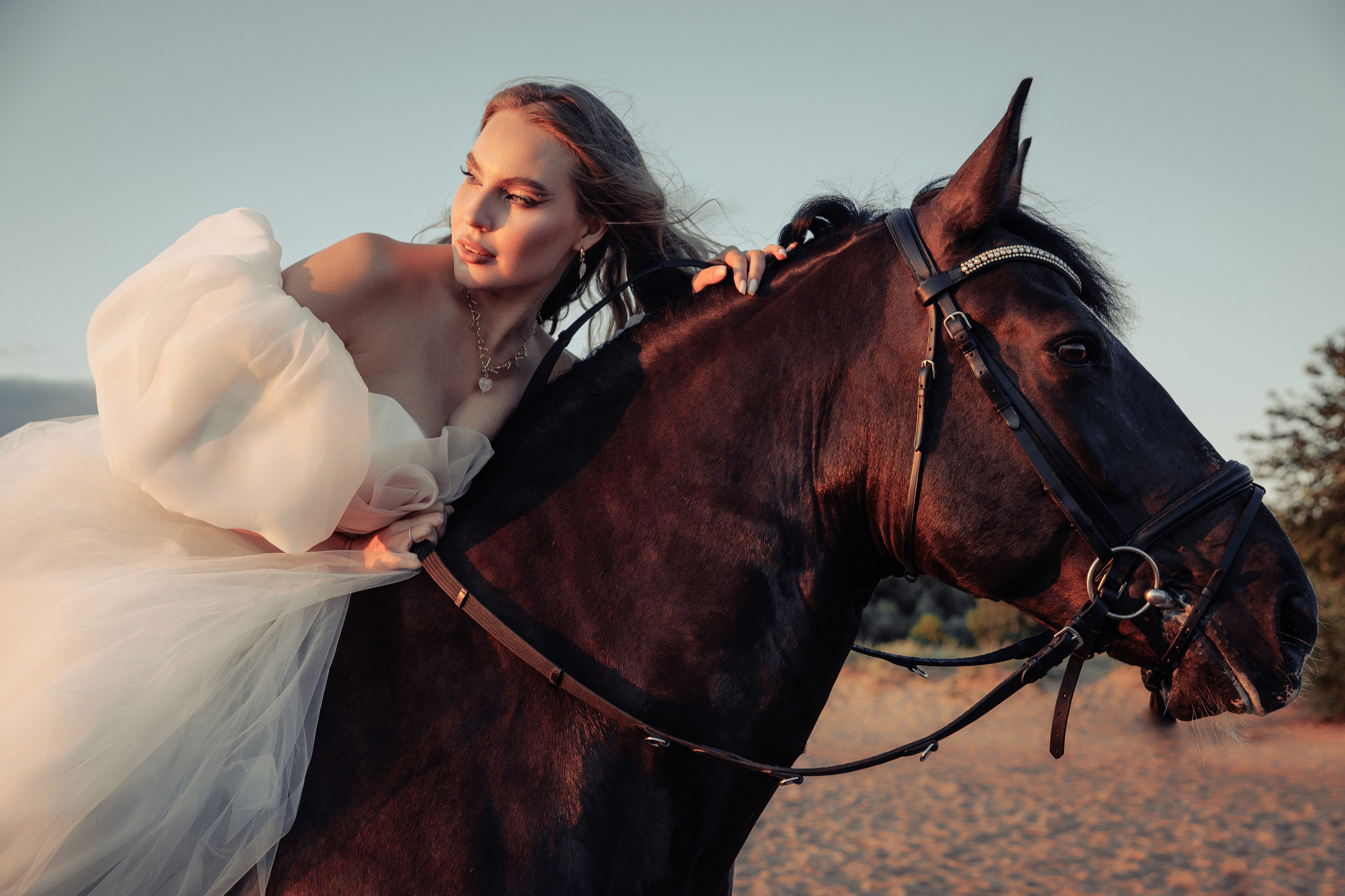Творческая фотосессия на берегу Финского залива. Ева Демидова. Спортсмен по конкуру в Санкт-Петербуре