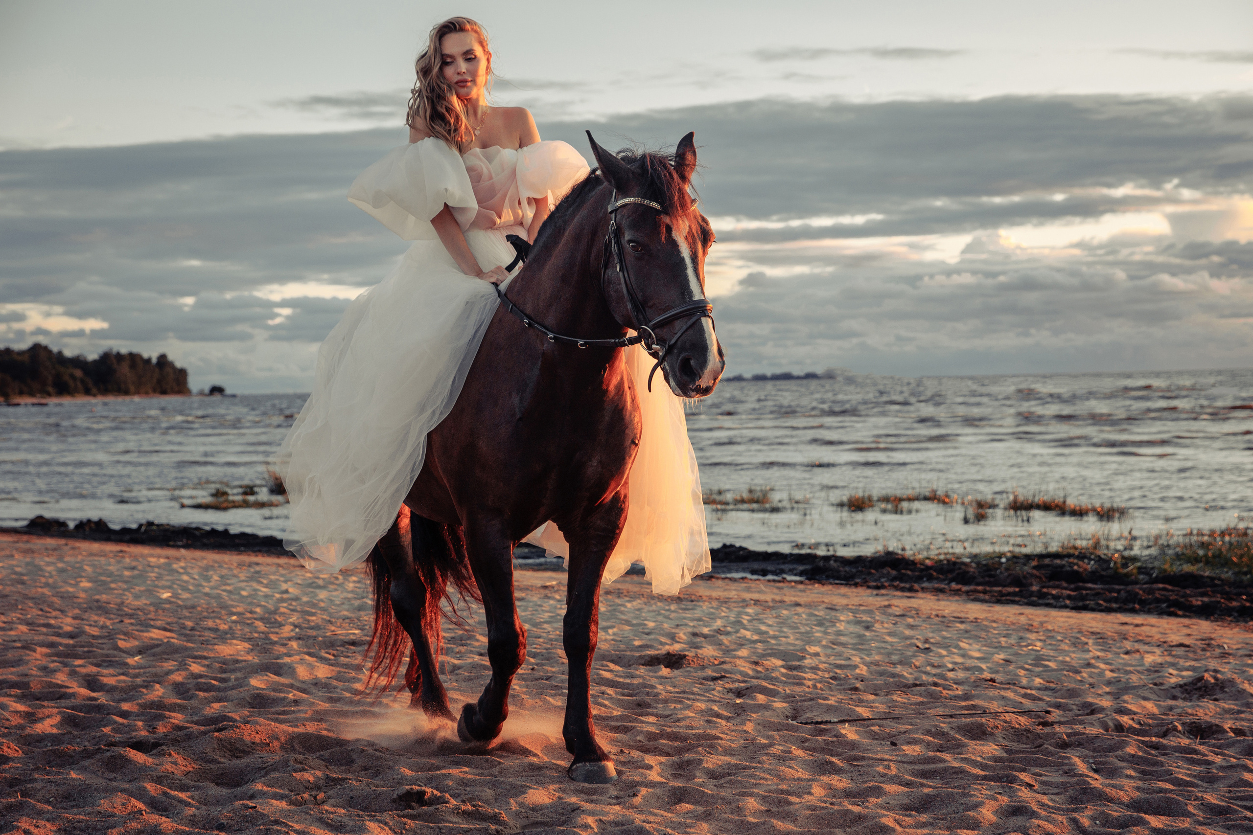 Творческая фотосессия на берегу Финского залива. Ева Демидова. Спортсмен по конкуру в Санкт-Петербуре