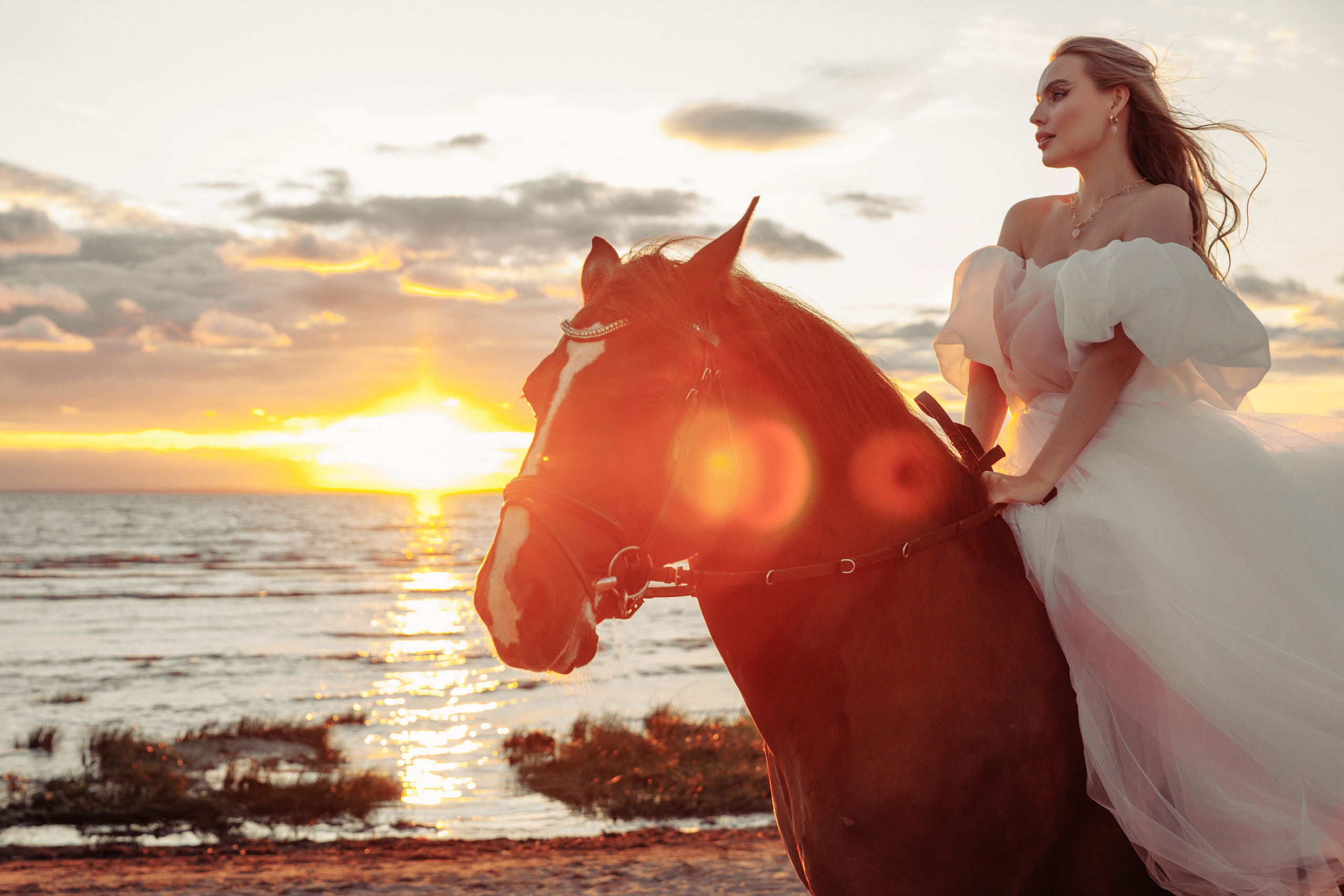 Творческая фотосессия на берегу Финского залива. Ева Демидова. Спортсмен по конкуру в Санкт-Петербуре