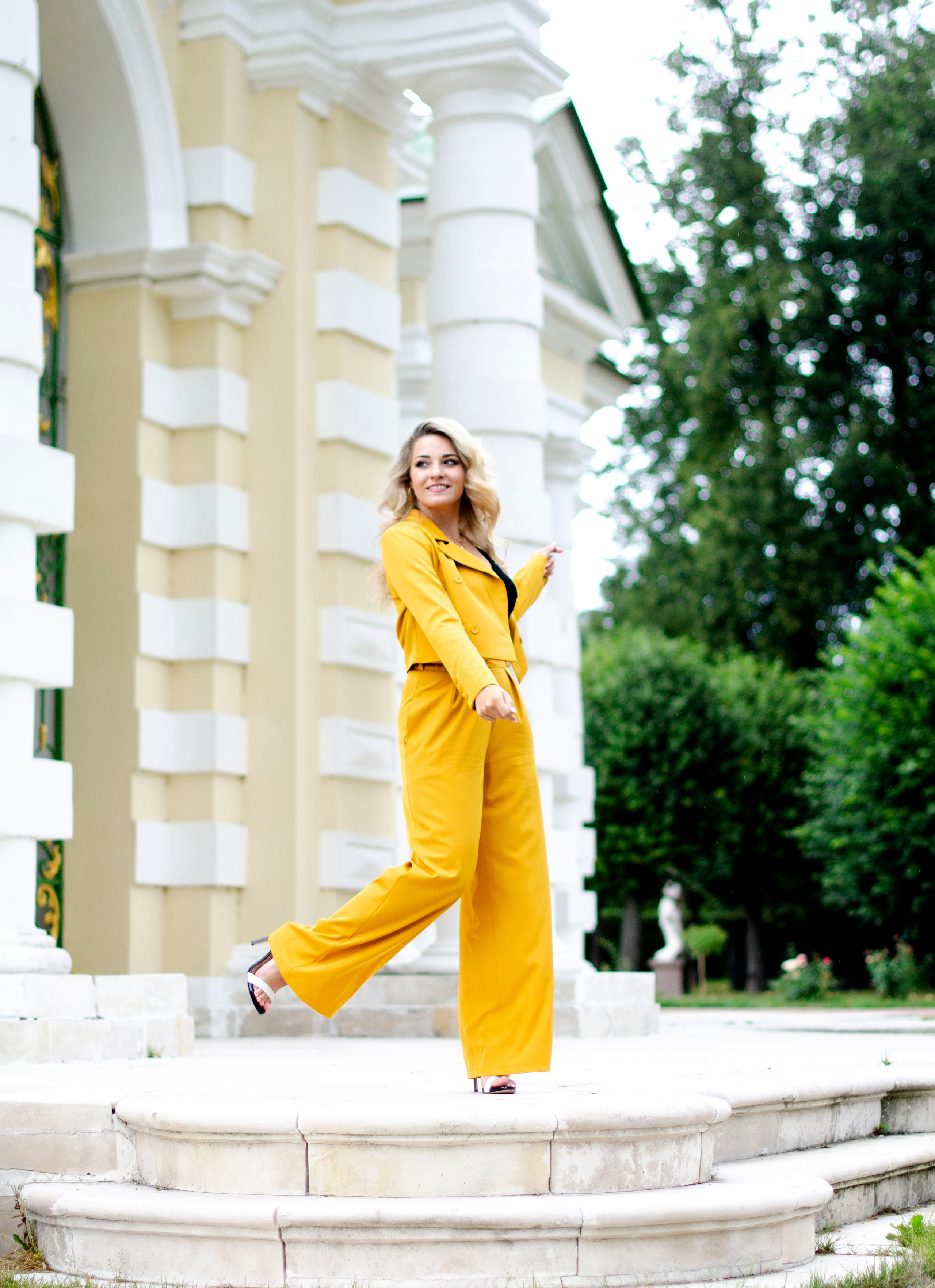Park, woman in yellow, nature. Family, portrait, content photo in Costa Rica Evgeniya Besprozvannykh