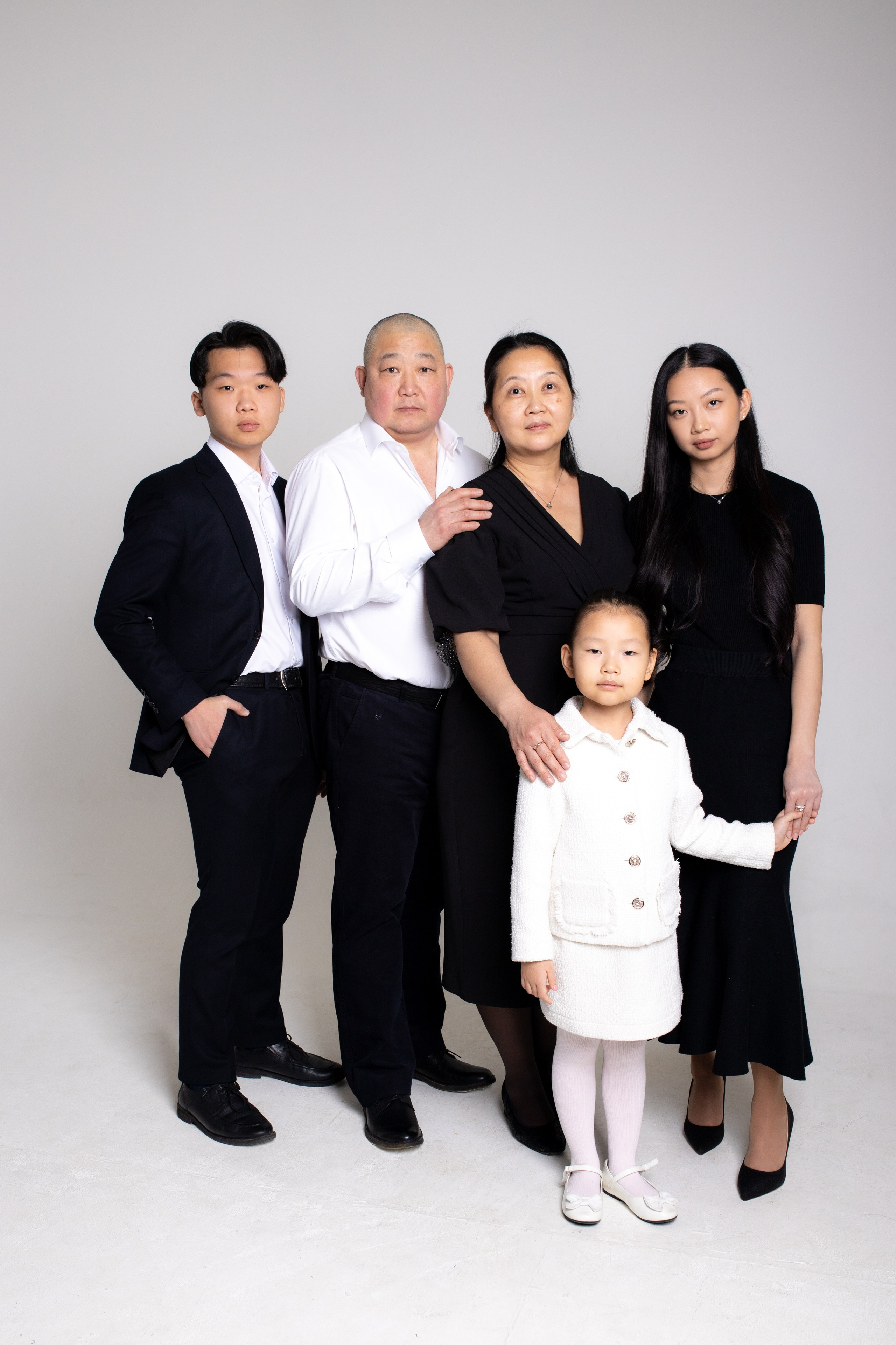 Семейная фотосессия на циклораме с импульсным светом. Фотограф в Железнодорожном и Балашихе