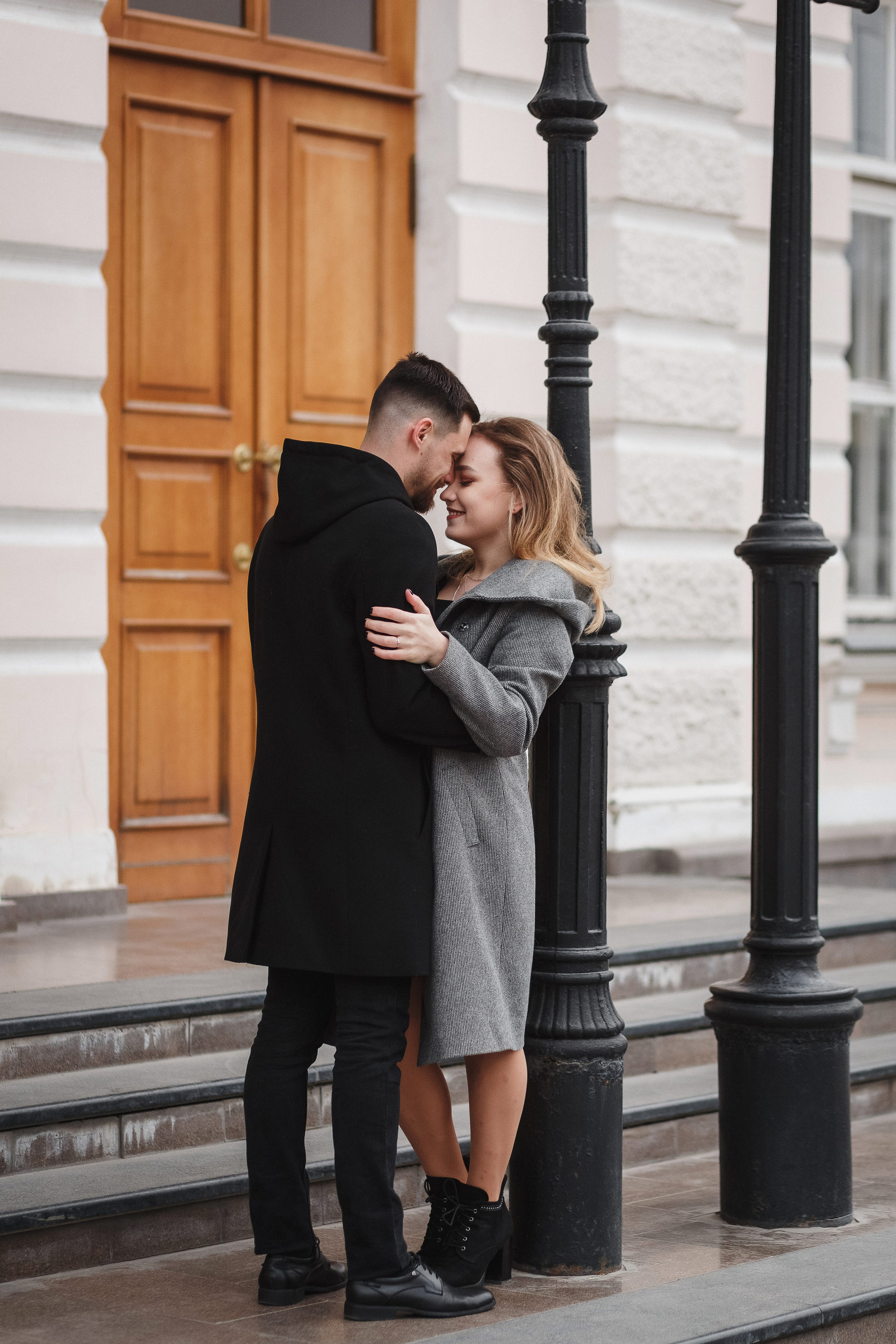 Романтическая фотосессия Никиты и Марины у Театра Чехова в Таганроге. Свадебный и семейный фотограф в Таганроге Бакарюк Антон