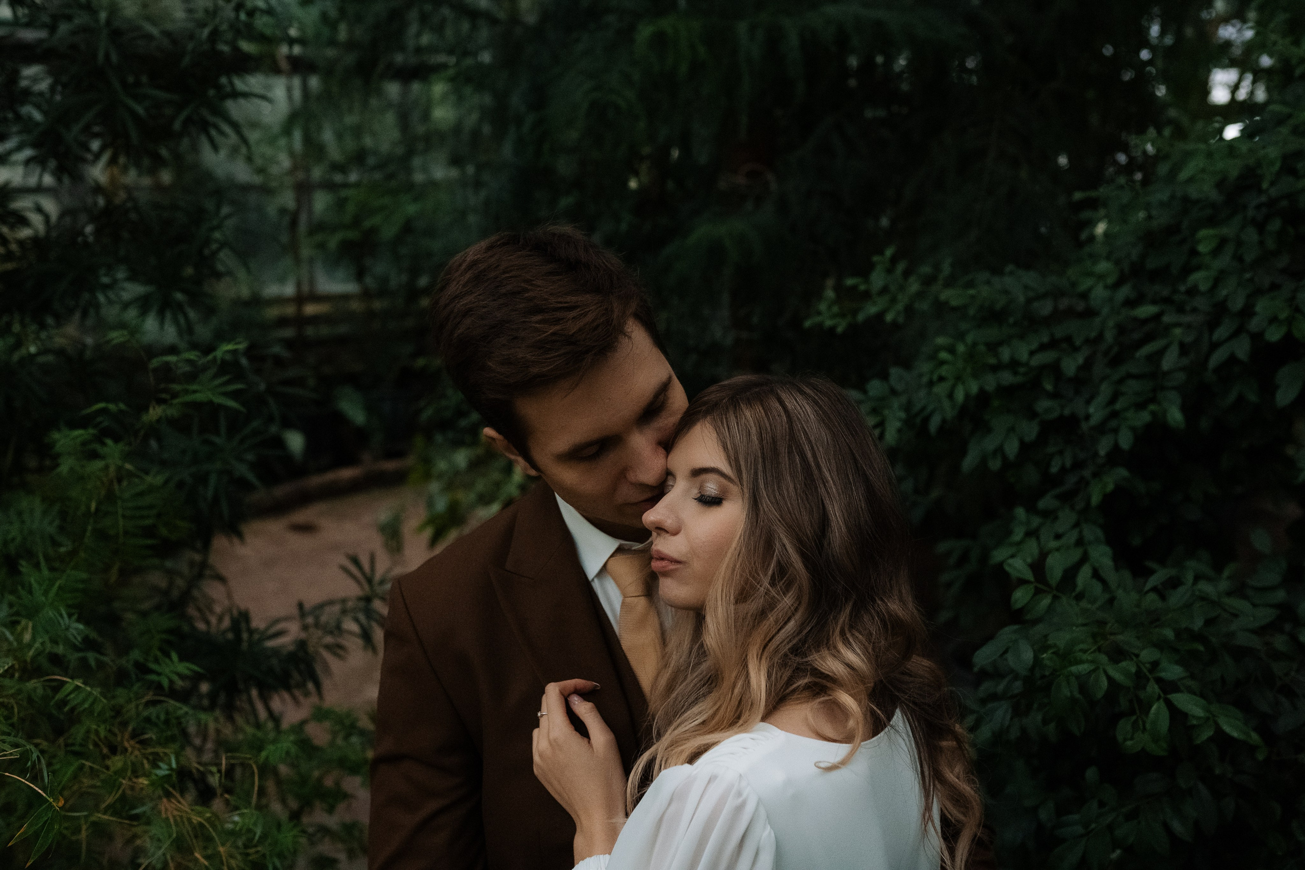 Свадебная фотосессия в оранжерее, Москва. Свадебный фотограф в Москве Анна Полушина