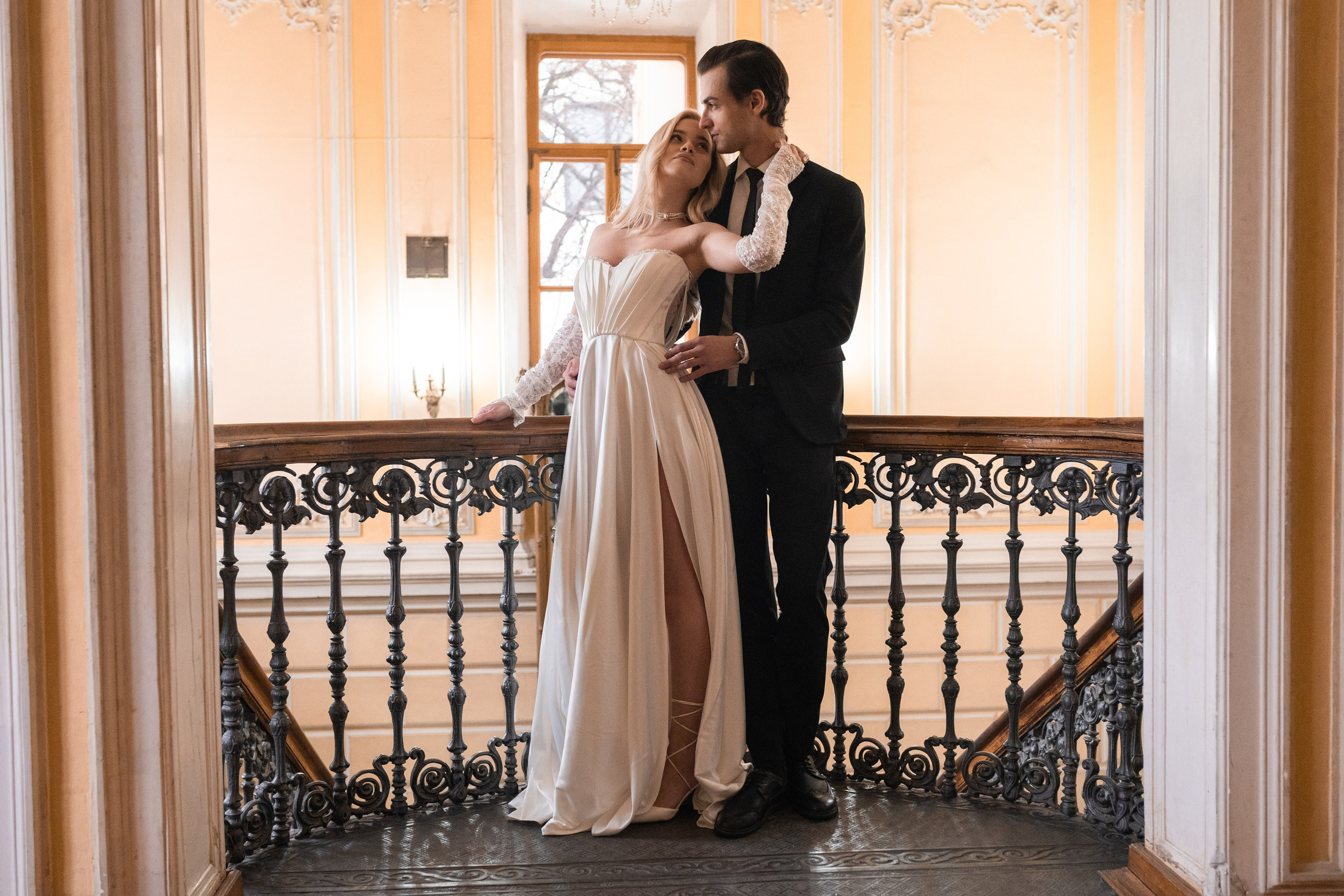 Свадебная фотосессия в Пушкинской библиотеке. Свадебный фотограф в Москве Анна Полушина