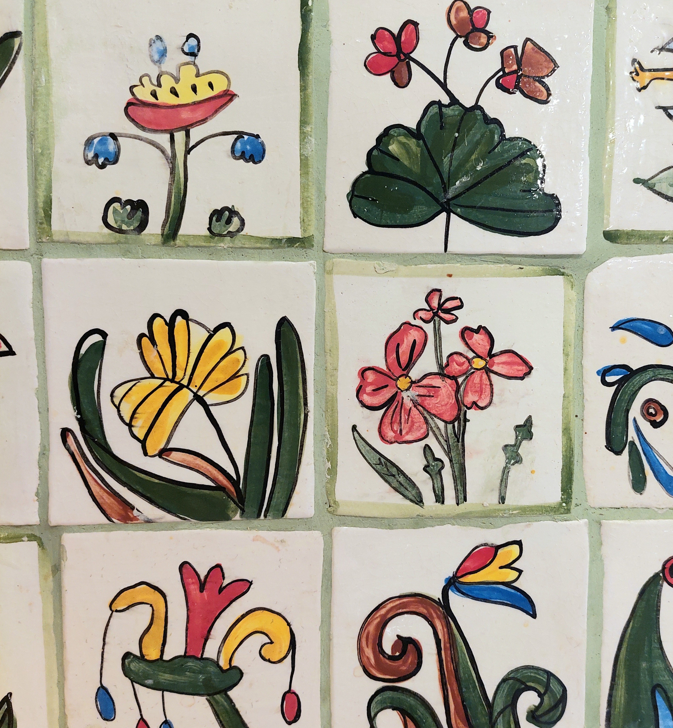 Много плиток-цветочков. Керамика с историей. Елена Рогалёва