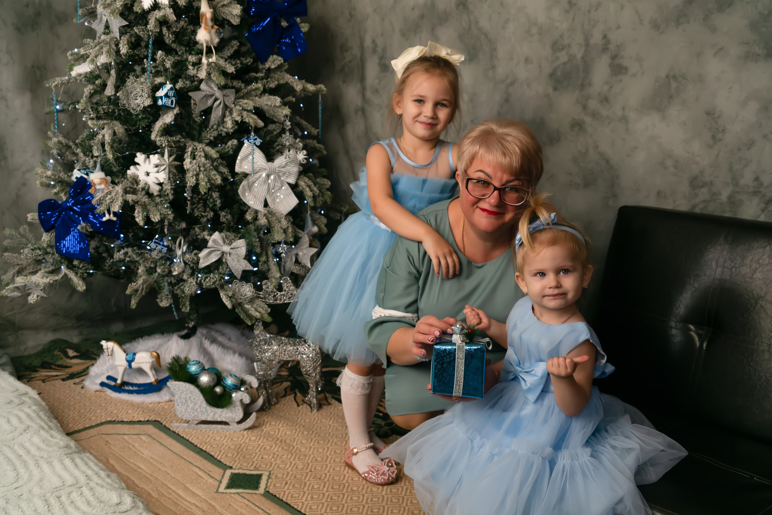 Бабушка и 2 сестренки- Новый год. Семейный и детский фотограф Тула Ясногорск Тульская область Надежда Кукушкина